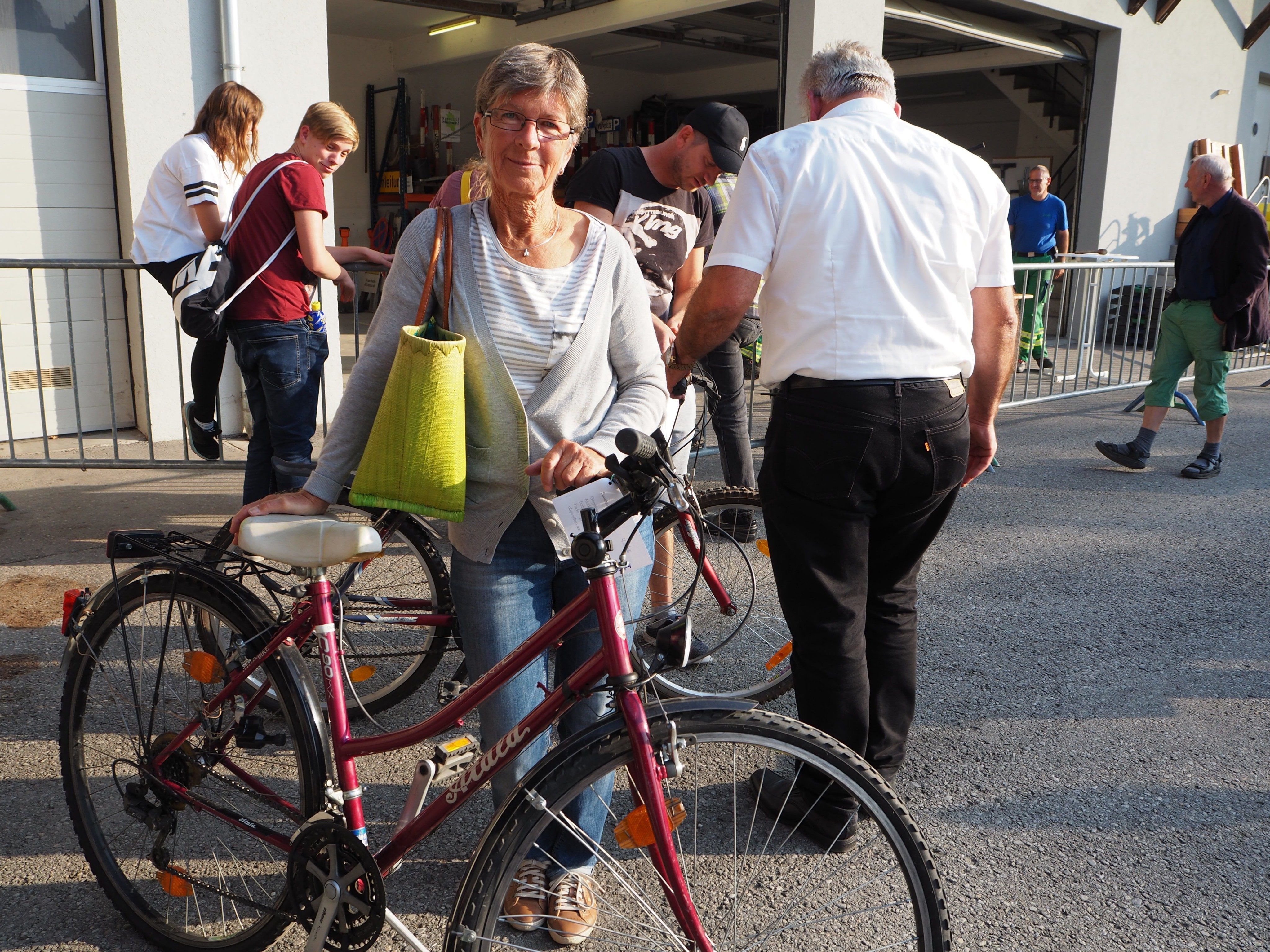 Helene mit dem neuen Fahrrad für ihre Tochter