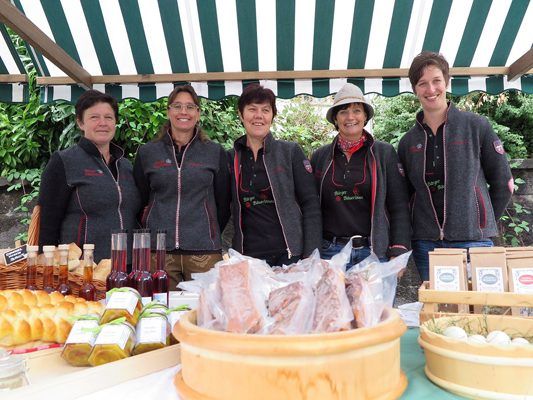 Bäuerinnen aus der Region präsentieren ihre Produkte auf dem Bludenzer Erntedankmarkt. Bäuerinnen aus der Region präsentieren ihre Produkte auf dem Bludenzer Erntedankmarkt.
