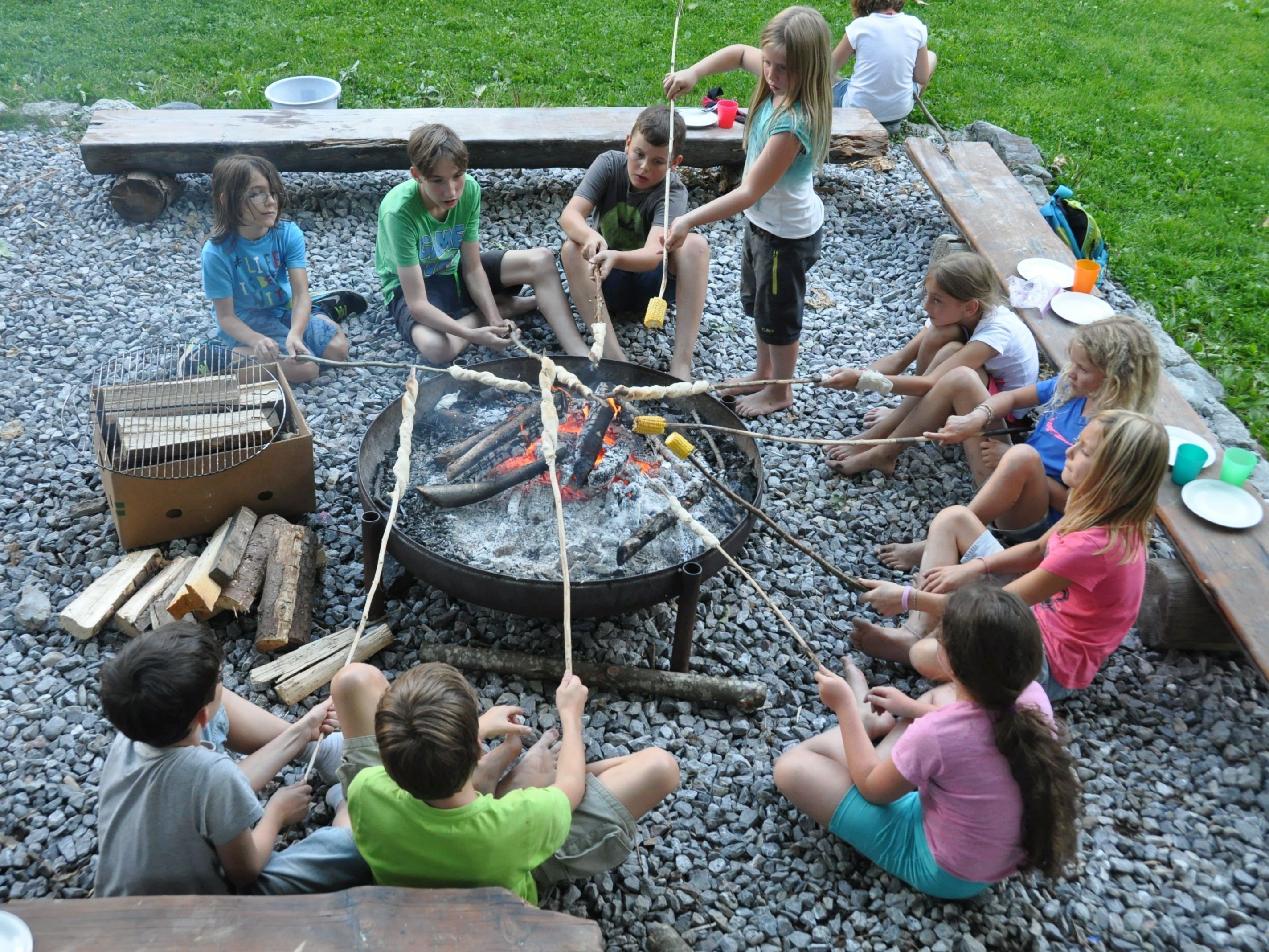 Am Lagerfeuer wird der Zusammenhalt der Kinder und Jugendlichen besonders spürbar Am Lagerfeuer wird der Zusammenhalt der Kinder und Jugendlichen besonders spürbar
