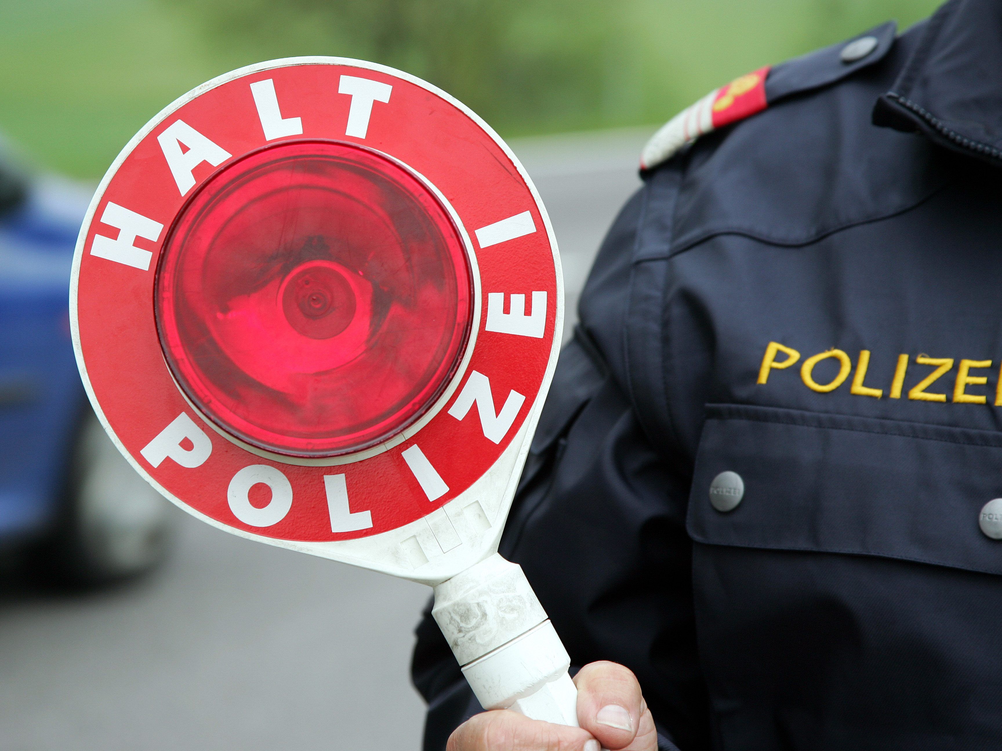 Die Polizei sucht nach der Lenkerin eines grauen oder silbernen Pkw mit Schaden an der Beifahrerseite.