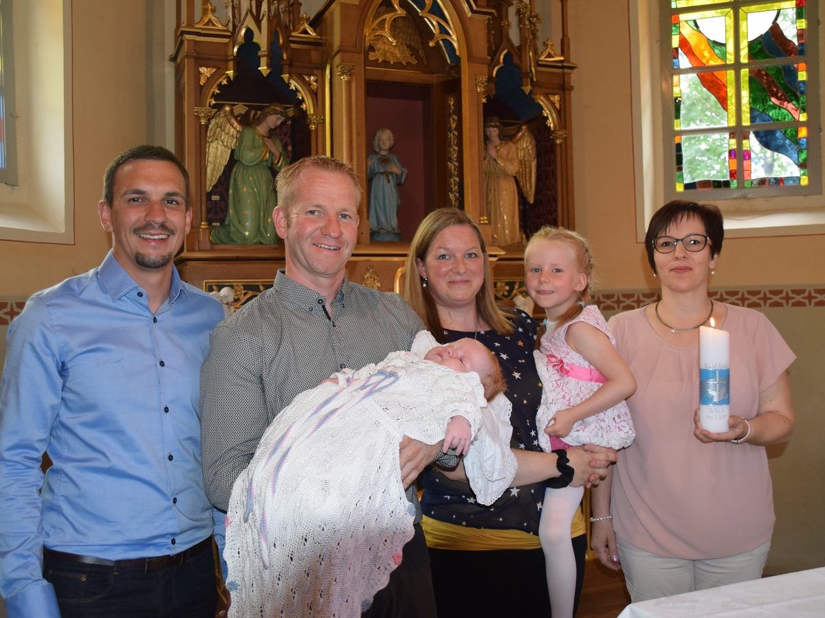 Simon Flatz, Stefan Flatz mit Rafael, Daniela Peter mit Angelina und Verena Fink.