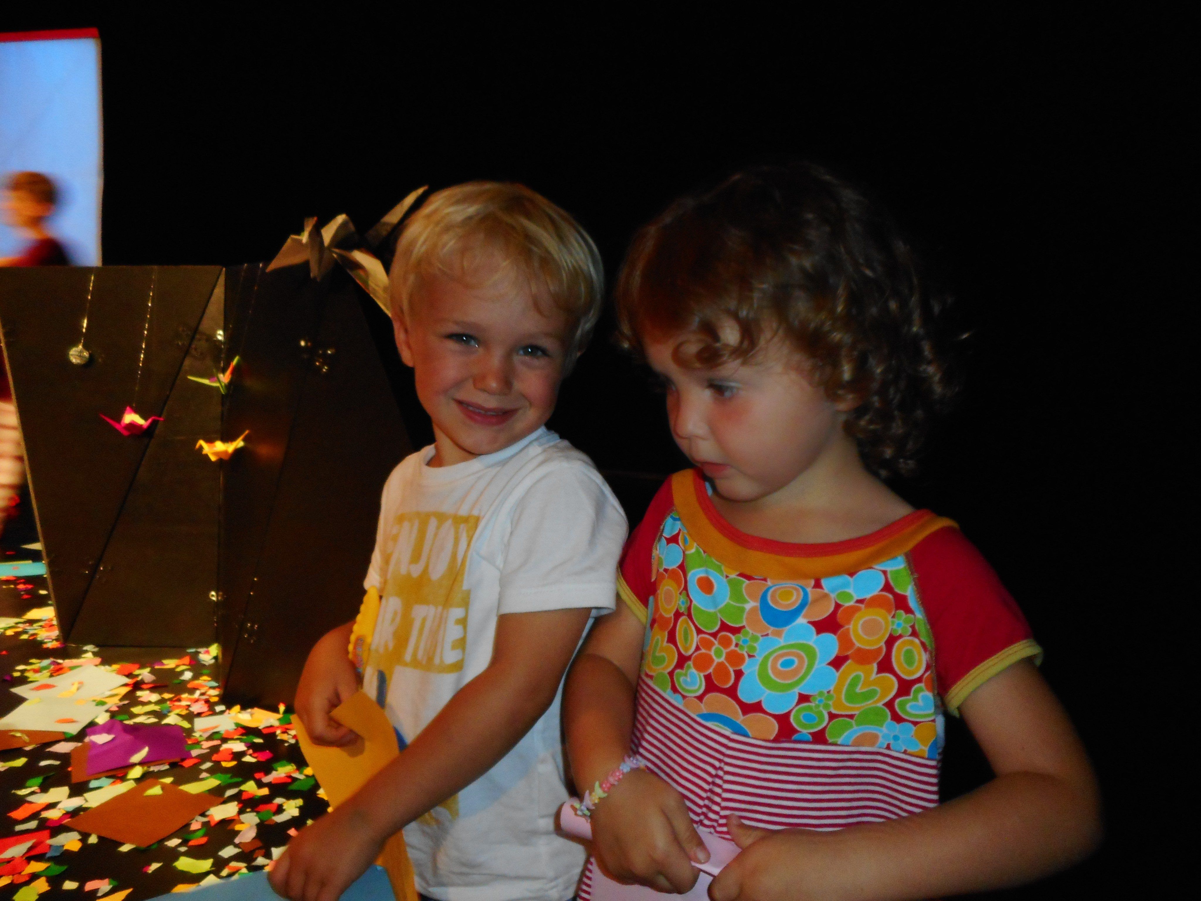 Spannendes Theater, Spaß und Spiel begeistert beim Festival "Luaga und Losna" die Kinder, wie hier Raphael und Aurelia. Spannendes Theater, Spaß und Spiel begeistert beim Festival "Luaga und Losna" die Kinder, wie hier Raphael und Aurelia.