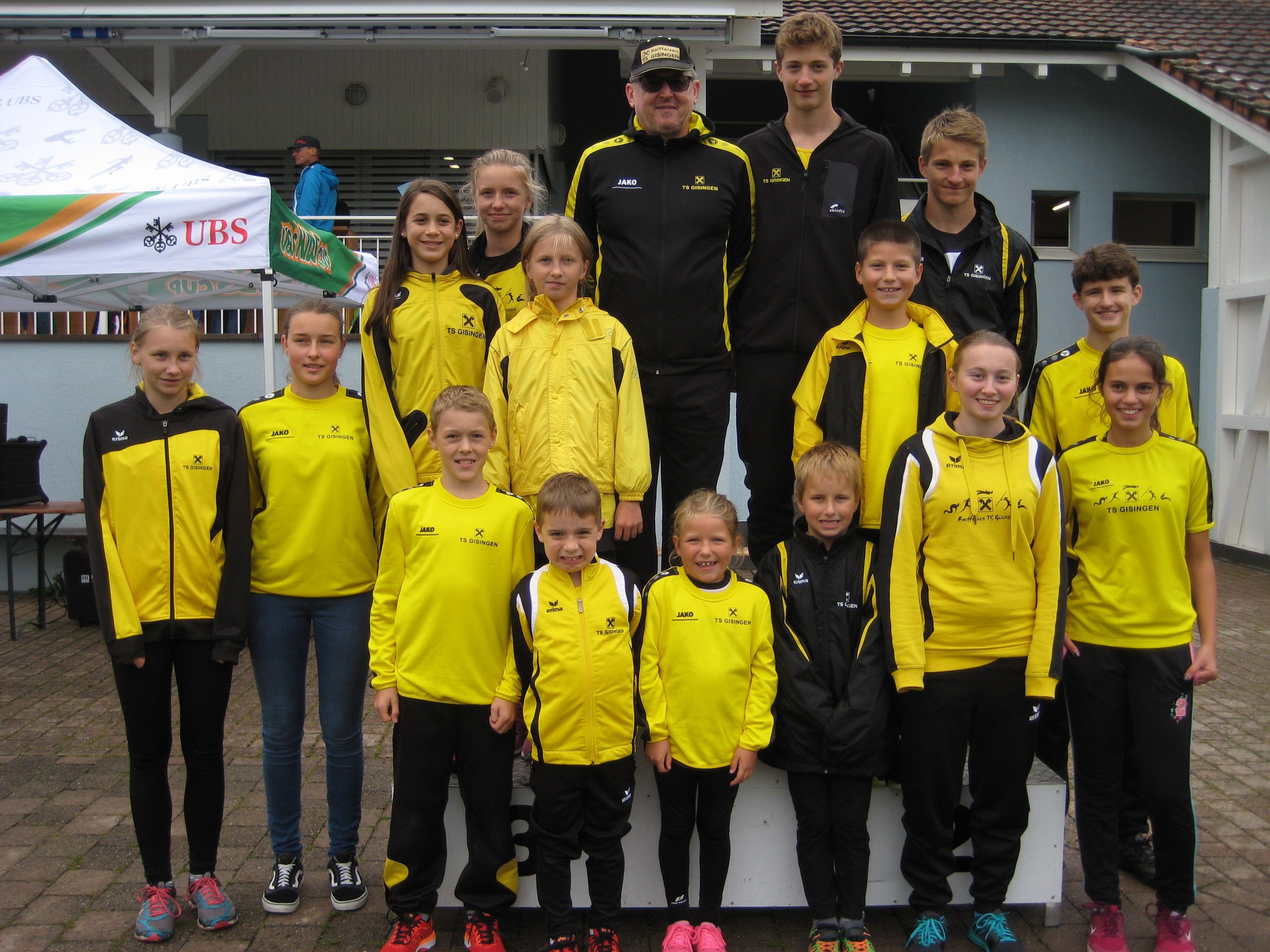 Athlet/innen der Raiffeisen TS Gisingen mit Trainer Wolfi Athlet/innen der Raiffeisen TS Gisingen mit Trainer Wolfi