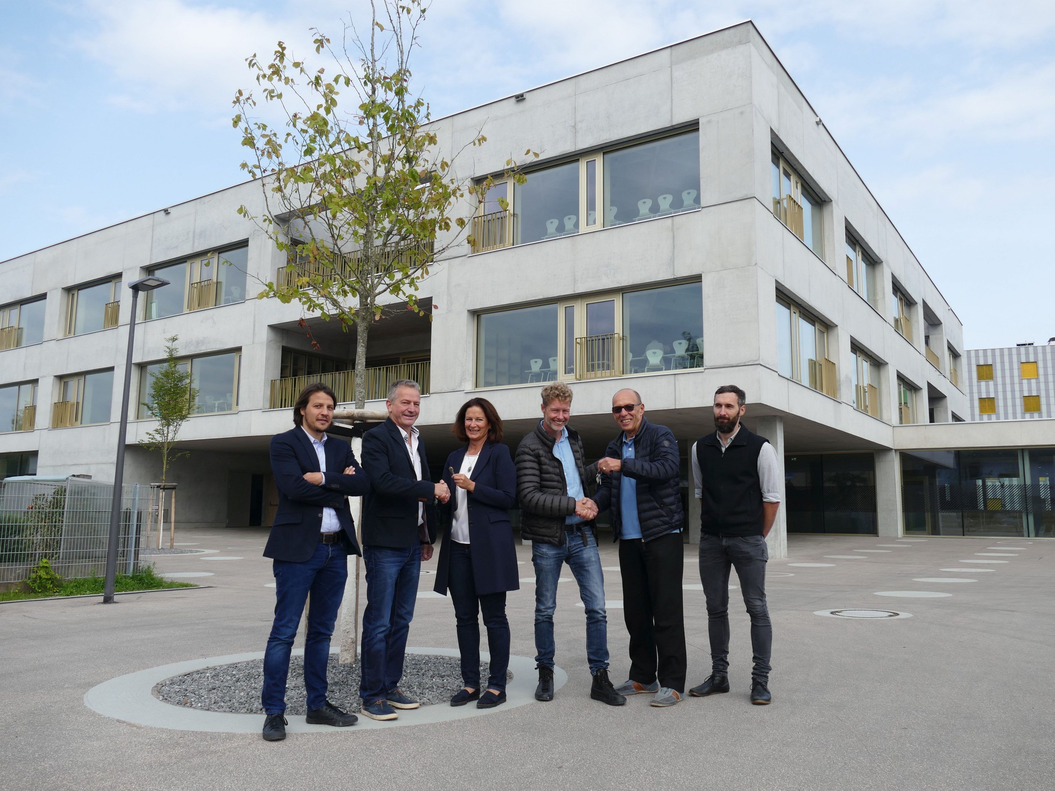 Schlüsselübergabe durch Baustadträtin Ingrid Hopfner und Schulstadtrat Mag. Michael Rauth an die Direktoren Bruno Jagg und Tobias Albrecht im Beisein von Vertretern der Architekten­gemeinschaft Riegger-Bär-Querformat am 8. September 2017 .