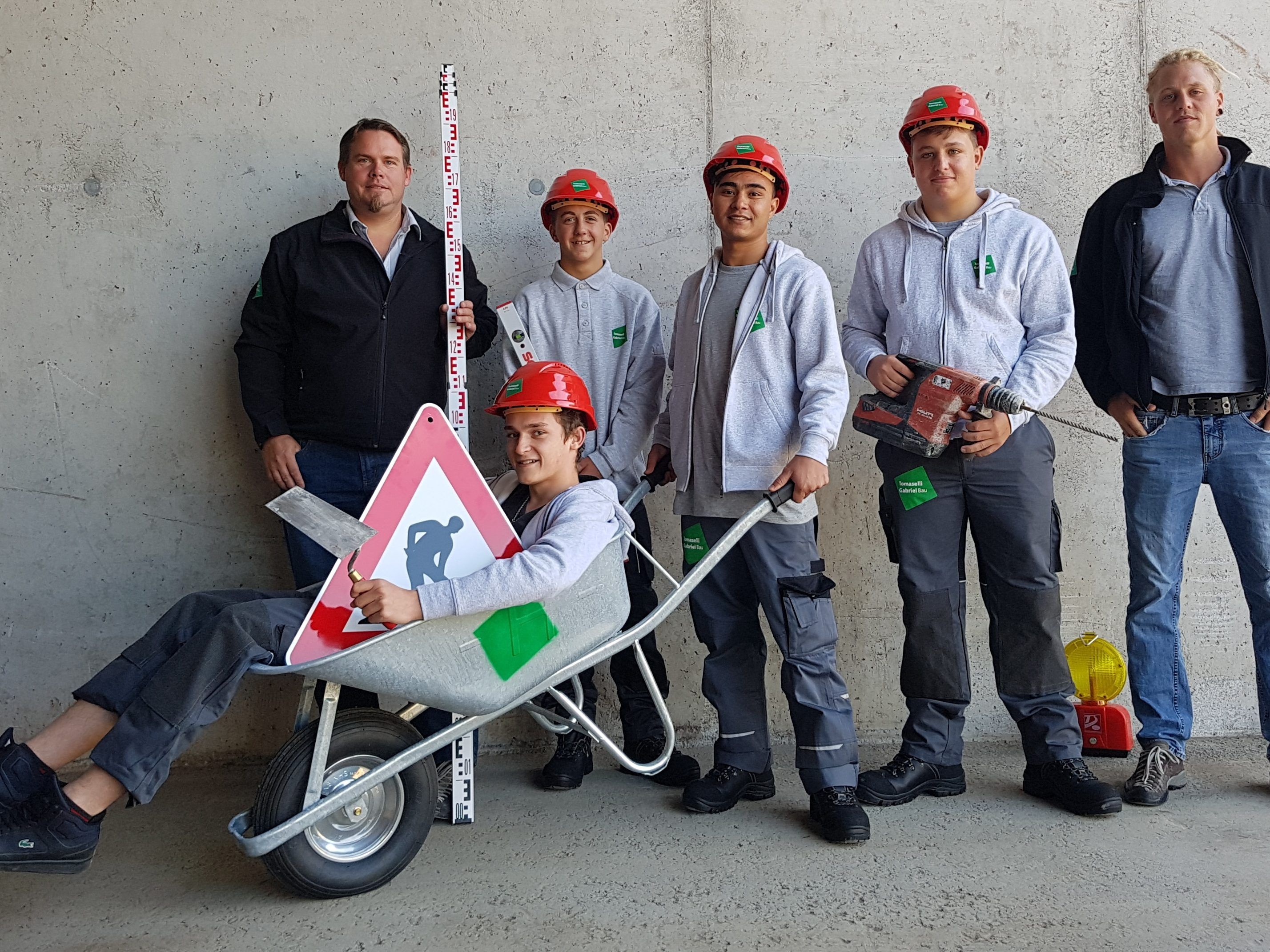 Vier Lehrlinge beginnen bei Tomaselli Gabriel Bau ihre Ausbildung zum Maurer (von links): Ausbildungsleiter Markus Fritsch, Danino Vonblon, Samuel Türtscher, Abdullsattar Faiqi, Marco Noventa und Ausbilder Dominic Hertnagel. Vier Lehrlinge beginnen bei Tomaselli Gabriel Bau ihre Ausbildung zum Maurer (von links): Ausbildungsleiter Markus Fritsch, Danino Vonblon, Samuel Türtscher, Abdullsattar Faiqi, Marco Noventa und Ausbilder Dominic Hertnagel.