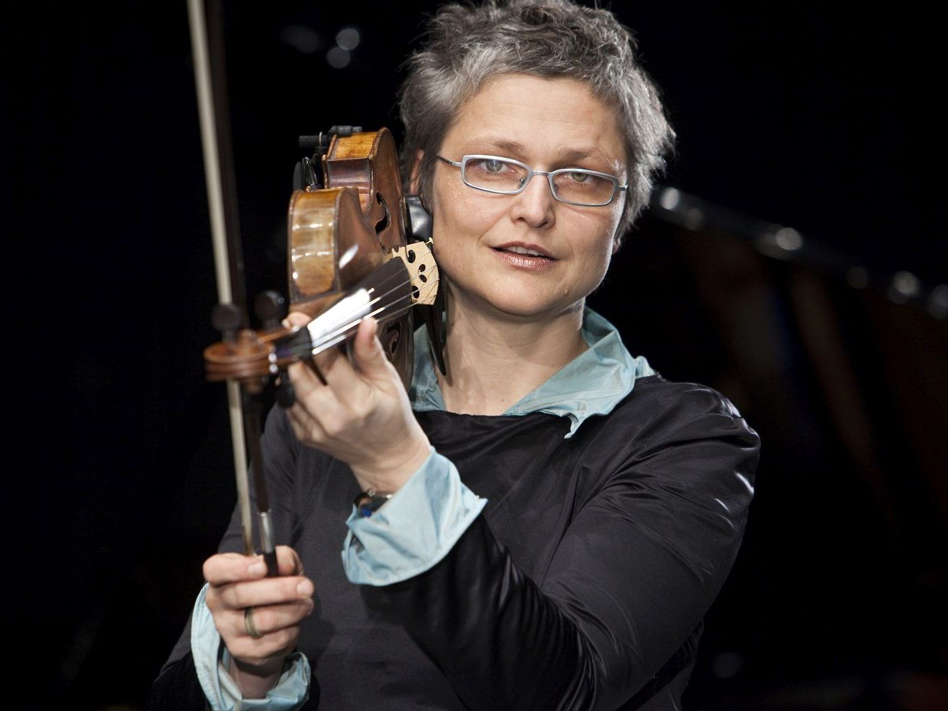Musikerin Evelyn Fink-Mennel ist Projektleiterin des Forschungsprojektes „Alltagskunst als Innovations- und Integrationsfaktor in Unternehmen der Bodenseeregion. Eine Illustration am Beispiel der Musik.“