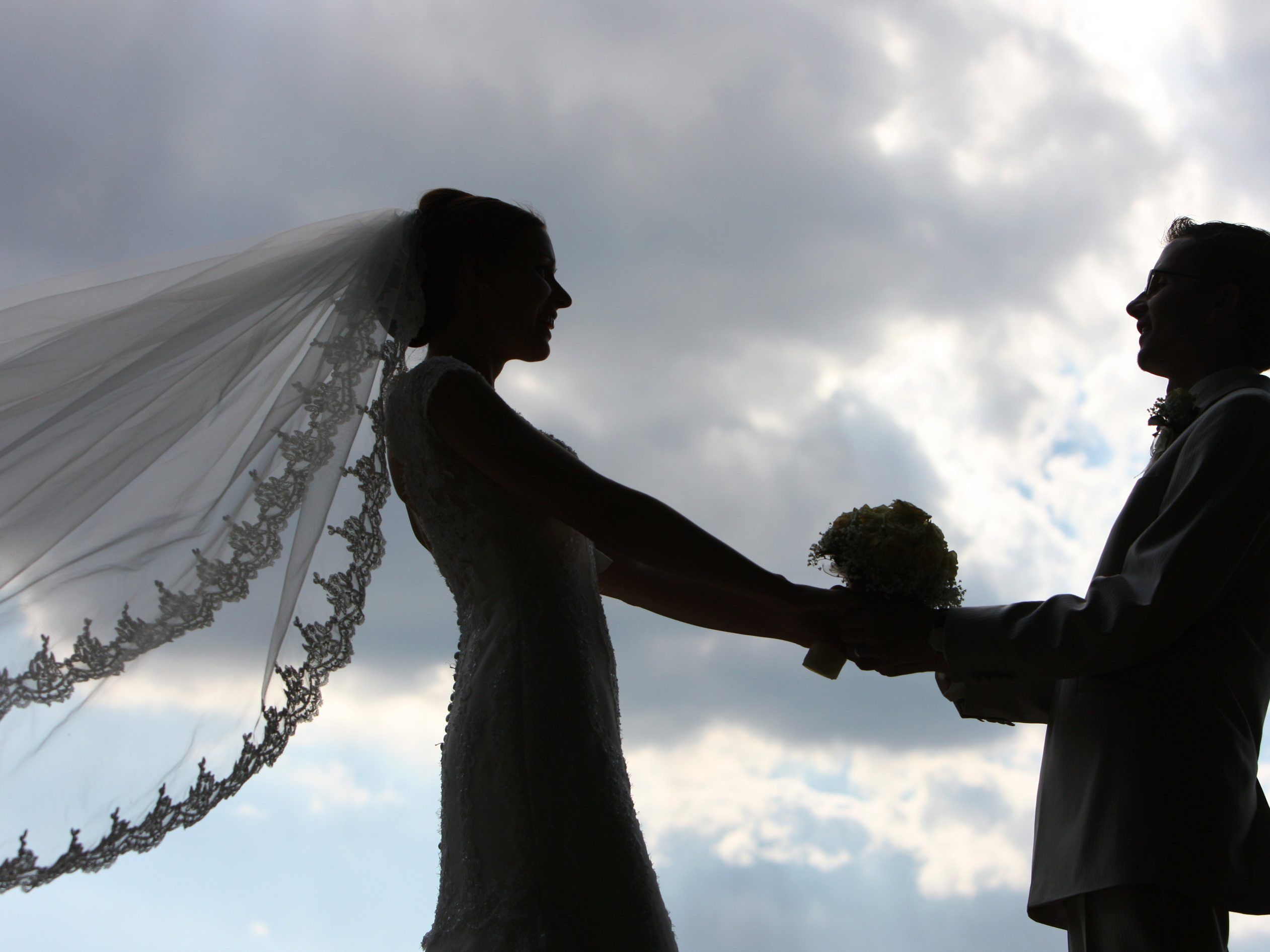 Um sich die hohen Kosten für die Hochzeit zu sparen, tüftelte der Brite einen Plan aus.