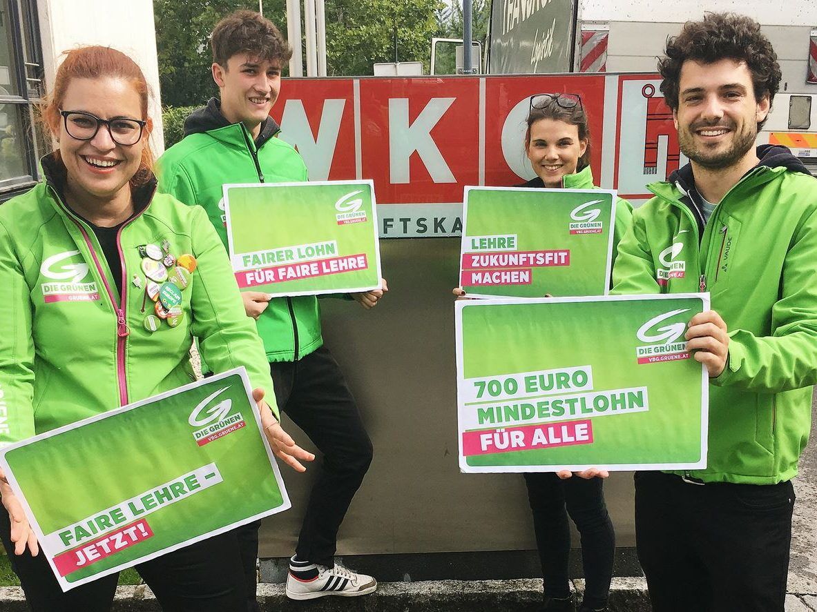 Vorarlbergs Grünen-Jugendsprecherin Nina Tomaselli (links) und Julian Schmid (rechts) präsentierten ihre Forderungen.