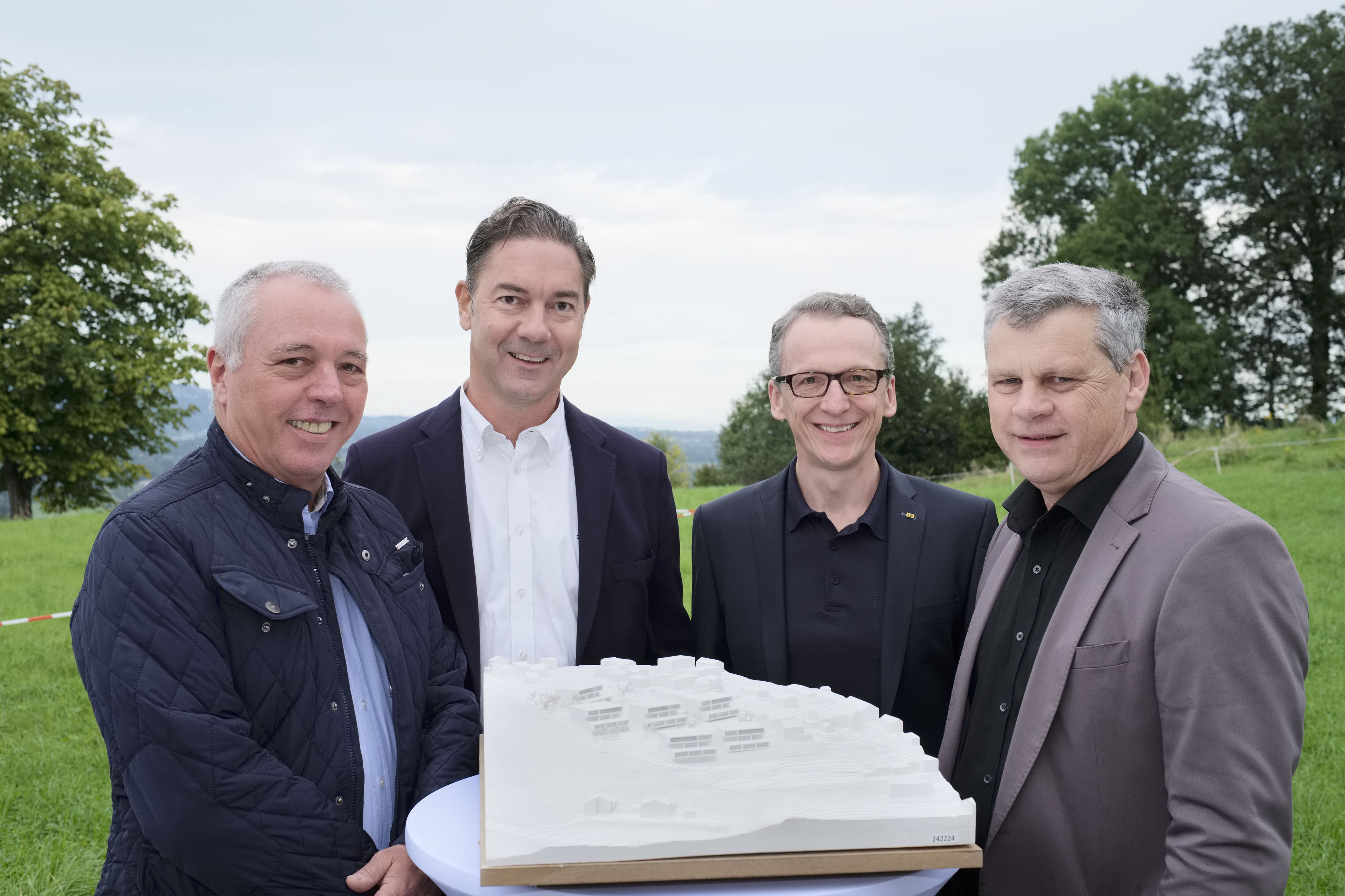 Harald Gruber (Hinteregger project), Alexander Stuchly (i+R Wohnbau), Kurt Maier (i+R Wohnbau) und DI Dietmar Walser (Walser + Werle Architekten) präsentierten erstmals das Modell für die neue Anlage „Wohnen am Knie“ in Dornbirn. 