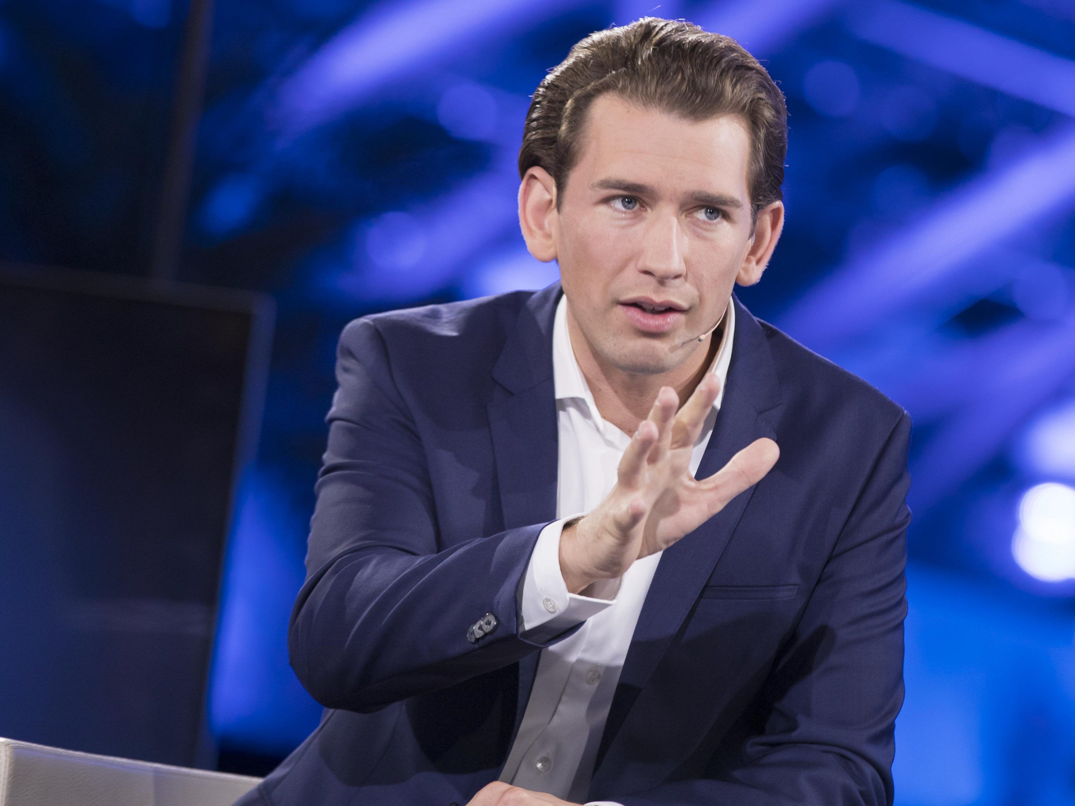Sebastian Kurz diskurtiert mit Bügerinnen und Bürgern.