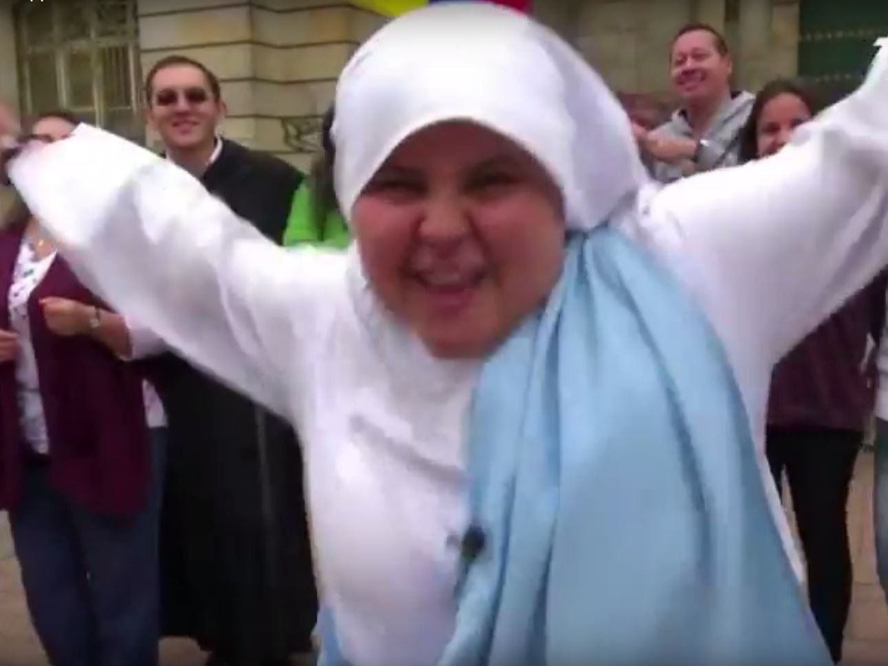 Die Nonne rappt für Frieden und Freiheit.