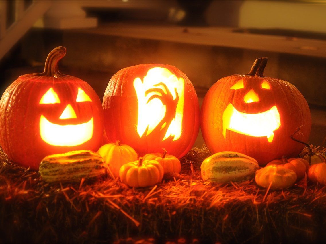 Der Mann hatte zu Halloween Kinder durchs Stiegenhaus gejagt. Der Mann hatte zu Halloween Kinder durchs Stiegenhaus gejagt.