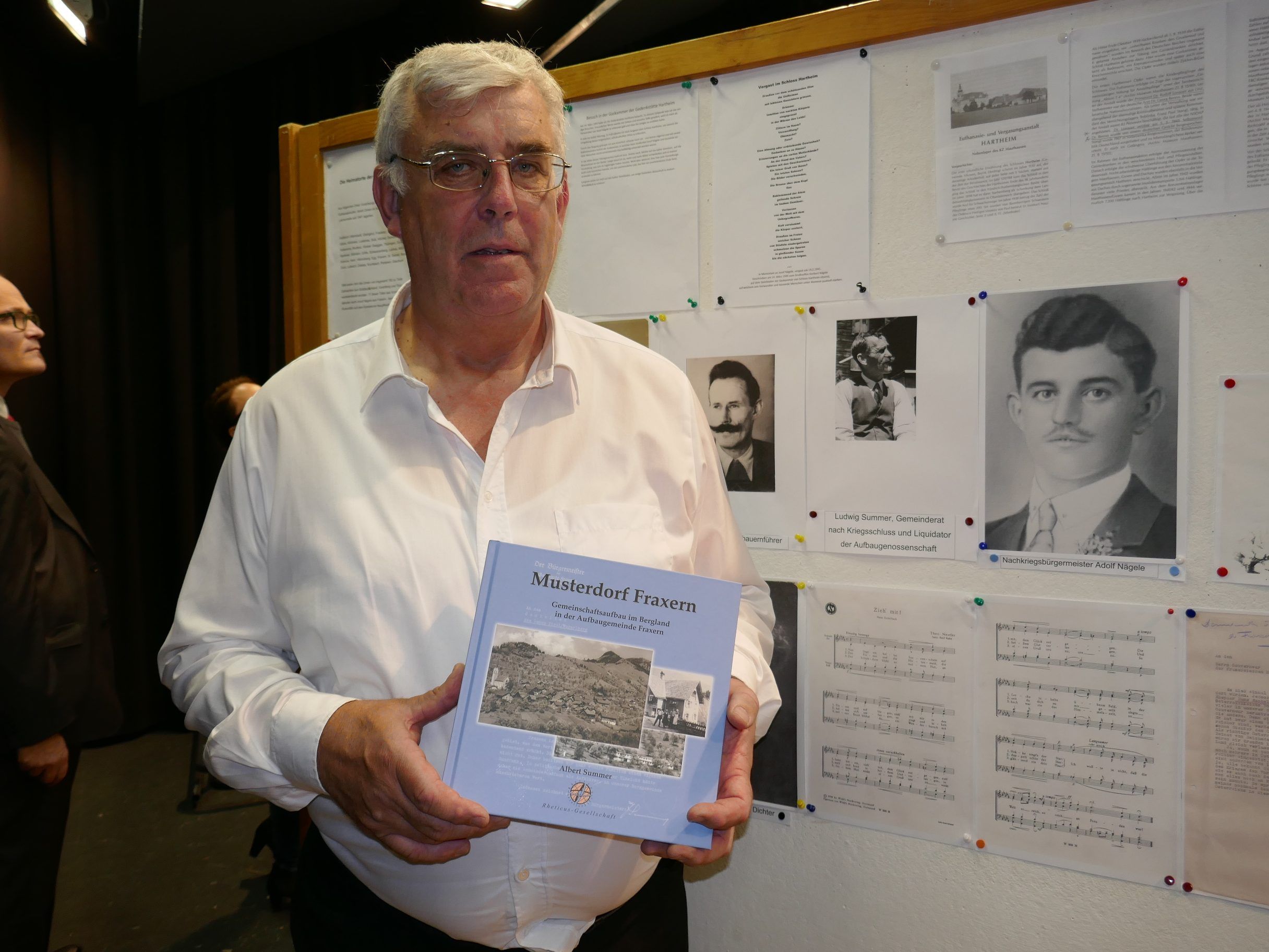 Autor Albert Summer bei der Präsentation seines Buches "Musterdorf Fraxern" im November 2016. Autor Albert Summer bei der Präsentation seines Buches "Musterdorf Fraxern" im November 2016.