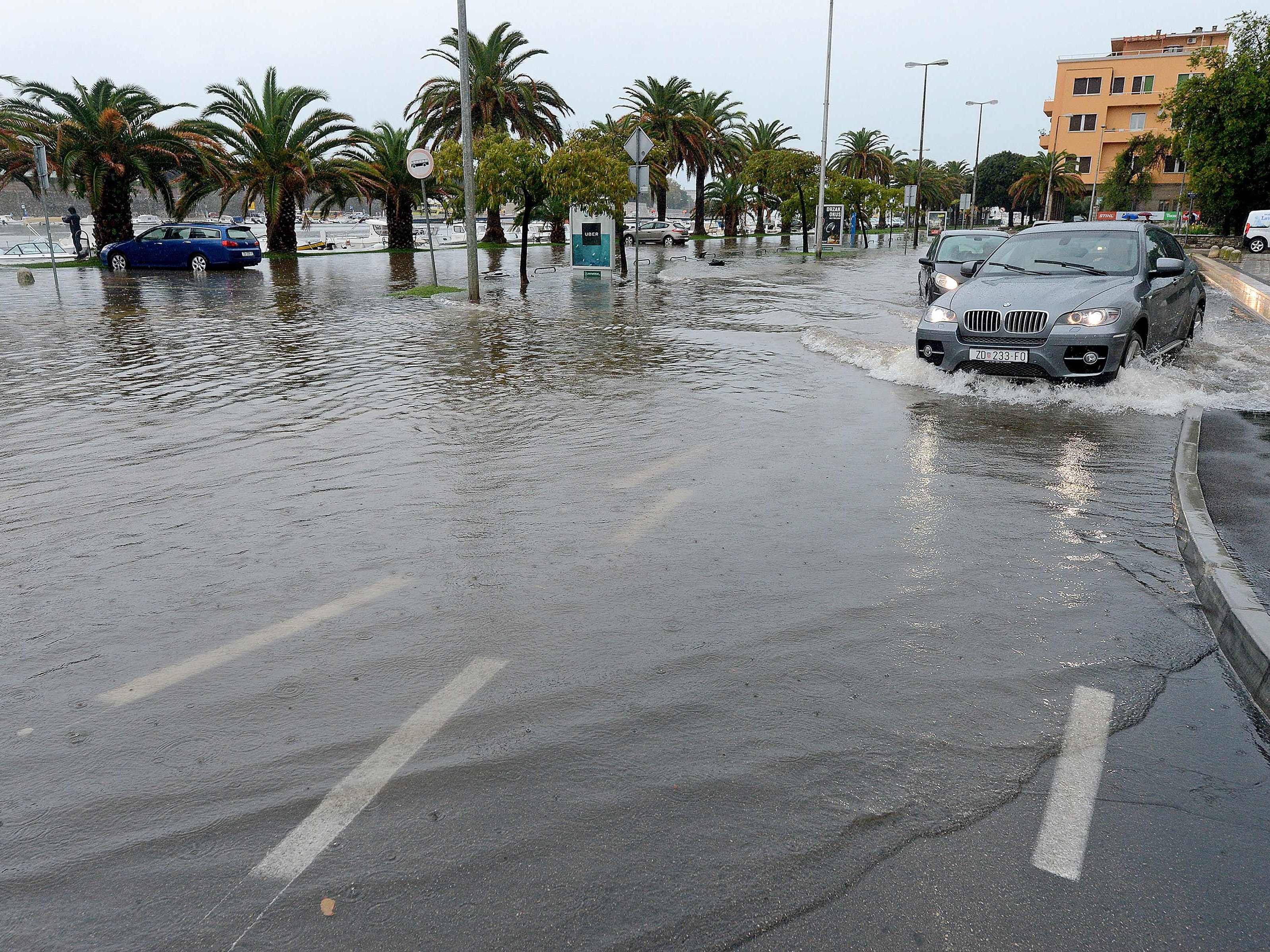 Schwere Unwetter sorgten für Überschwemmungen in der kroatischen Stadt Zadar. Schwere Unwetter sorgten für Überschwemmungen in der kroatischen Stadt Zadar.