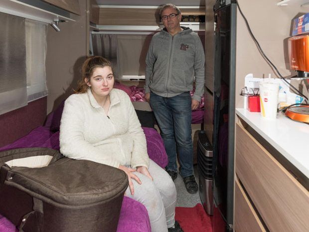 Jennifer und ihr Vater wurden aus ihrem Haus weggewiesen. Jennifer und ihr Vater wurden aus ihrem Haus weggewiesen.