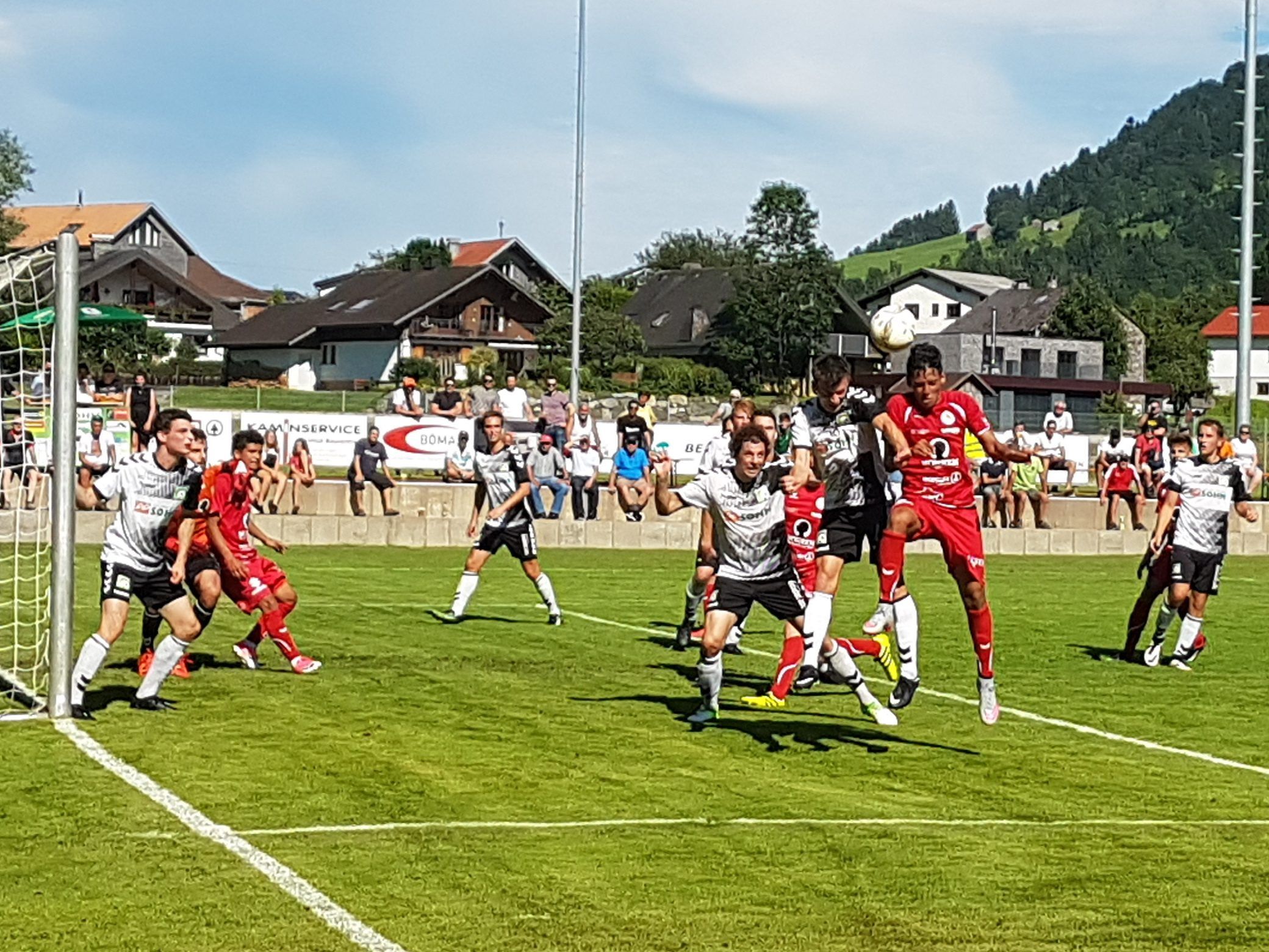 Die Kicker aus Alberschwende wollen gegen Pinzau Saalfelden den ersten "Dreier" vor eigenem Publikum anschreiben. Die Kicker aus Alberschwende wollen gegen Pinzau Saalfelden den ersten "Dreier" vor eigenem Publikum anschreiben.