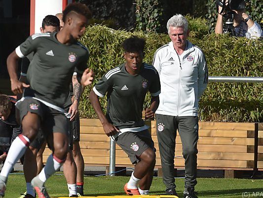Heynckes schaut seinen Spielern genau auf die Füße Heynckes schaut seinen Spielern genau auf die Füße