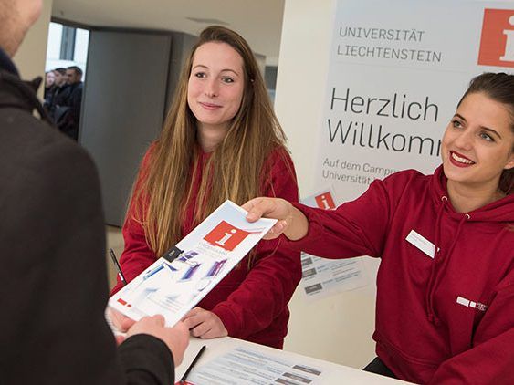 Individuell beraten: Das Team der Universität Liechtenstein heisst Studieninteressierte beim Infotag persönlich willkommen.