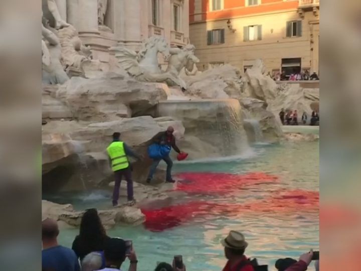 Das Wasser des Trevi-Brunnens erstrahlte in leuchtendem Rot.