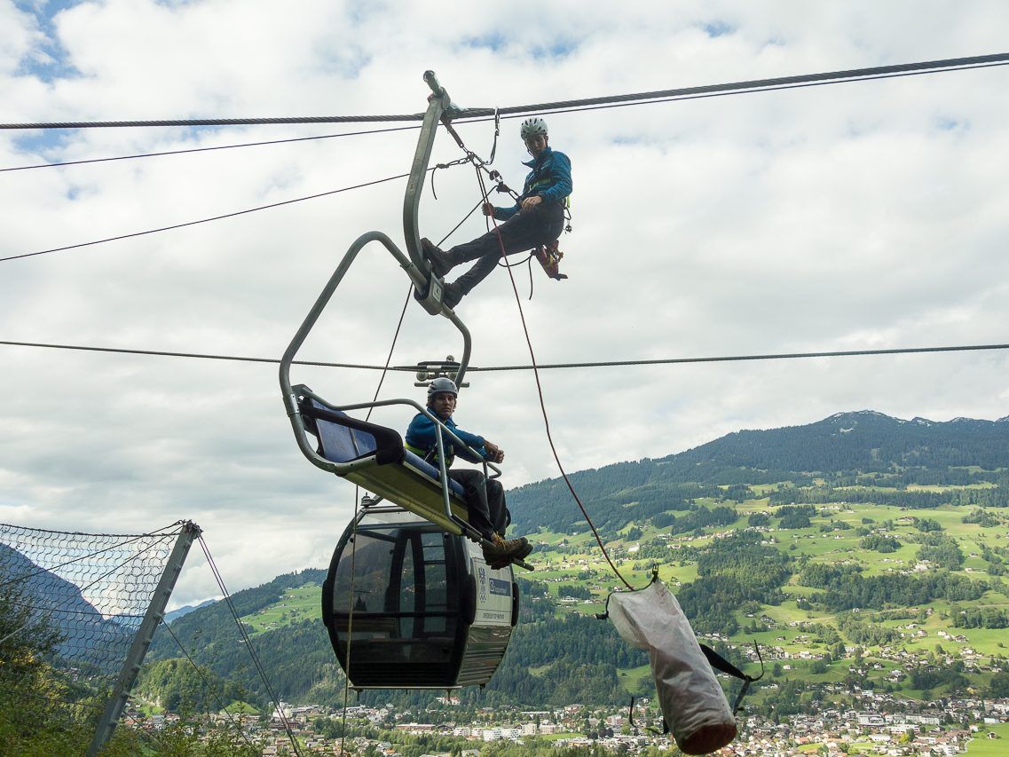 Drahtseilakt im Montafon - Bergretter üben an Trainingsanlage für den Ernstfall eines Seilbahnstillstandes. Drahtseilakt im Montafon - Bergretter üben an Trainingsanlage für den Ernstfall eines Seilbahnstillstandes.