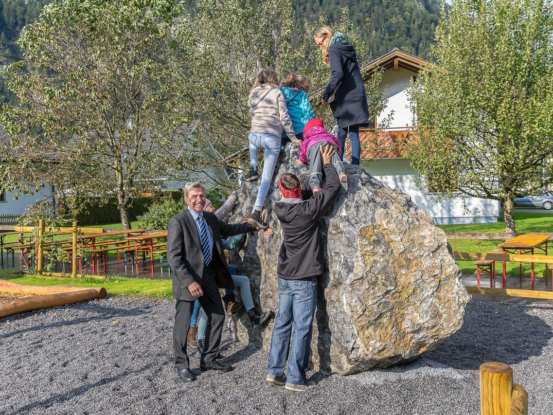 Bürgermeister Lothar Ladner eröffnete Ende September mit viel Bevölkerungsbeteiligung den gemeinsam gestalteten Begegnungsplatz in Lorüns.