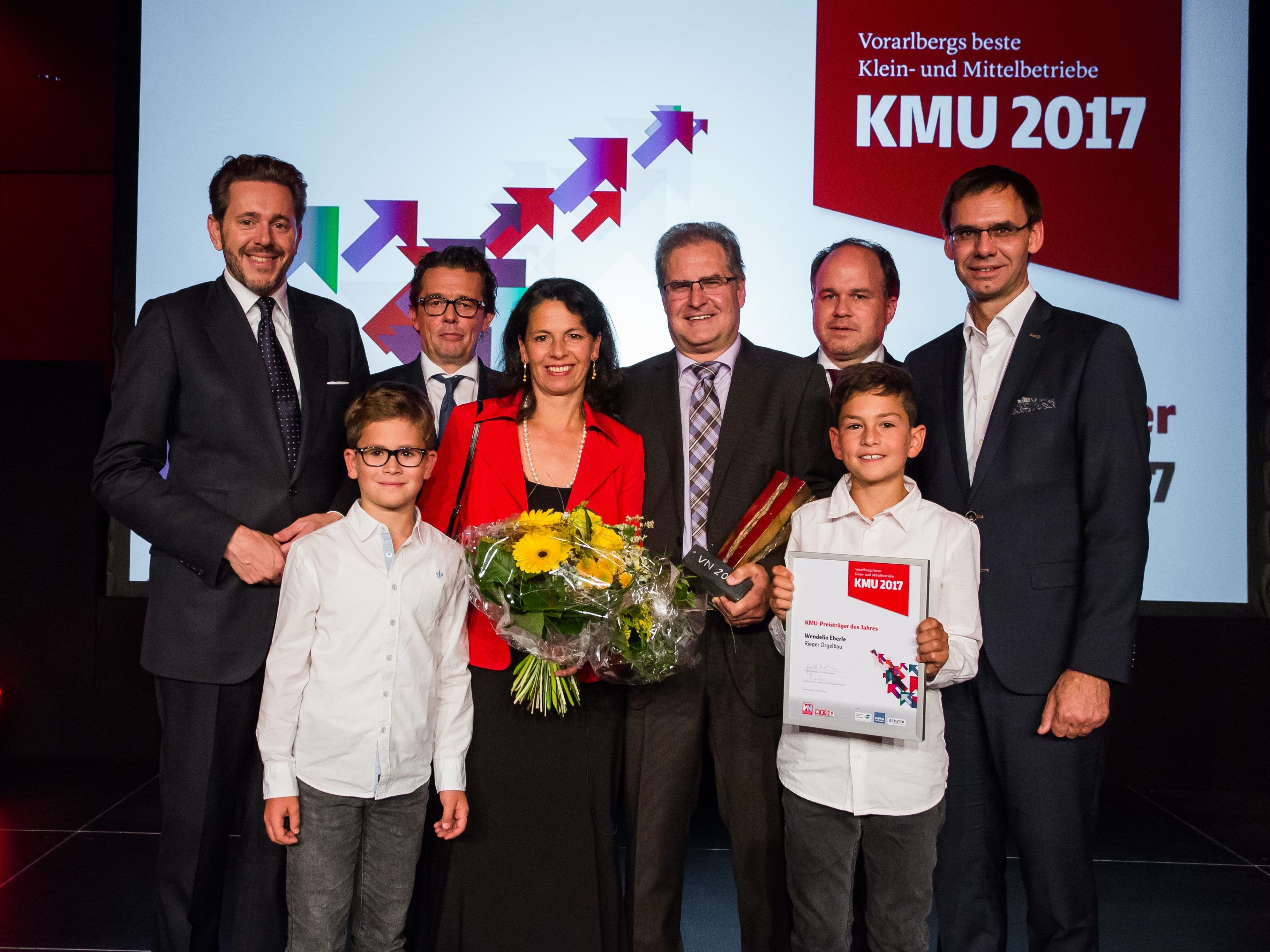 KMU-Unternehmer des Jahres Wendelin Eberle (Rieger Orgelbau) mit Familie sowie Minister Harald Mahrer, WKV-Präsident Hans Peter Metzler, VN-Chefredakteur Gerold Riedmann und LH Markus Wallner