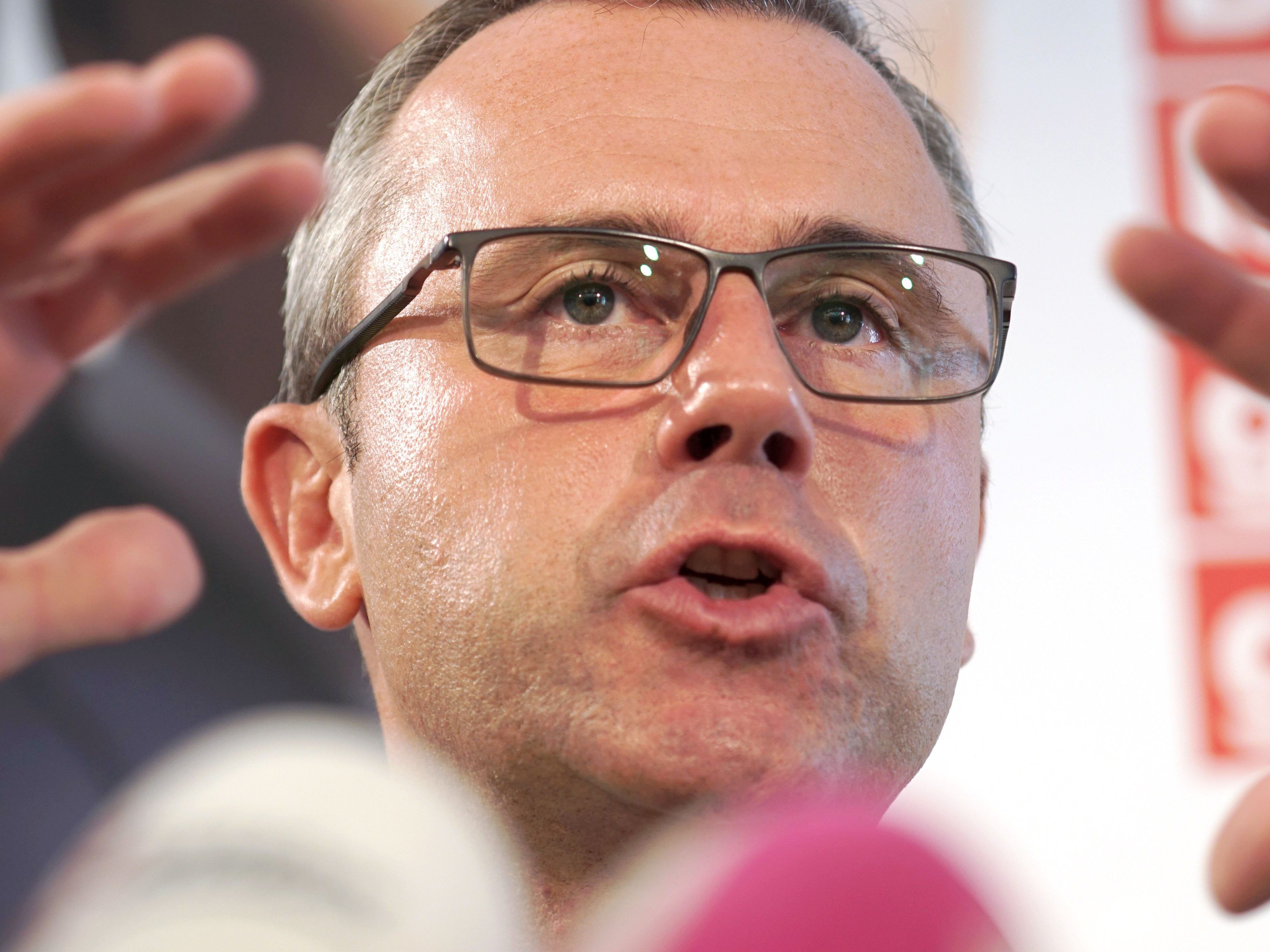 Bei FPÖ-Regierungsbeteiligung forderte Vizeparteichef "rasche Maßnahmen" wie Verwaltungsreform. Bei FPÖ-Regierungsbeteiligung forderte Vizeparteichef "rasche Maßnahmen" wie Verwaltungsreform.