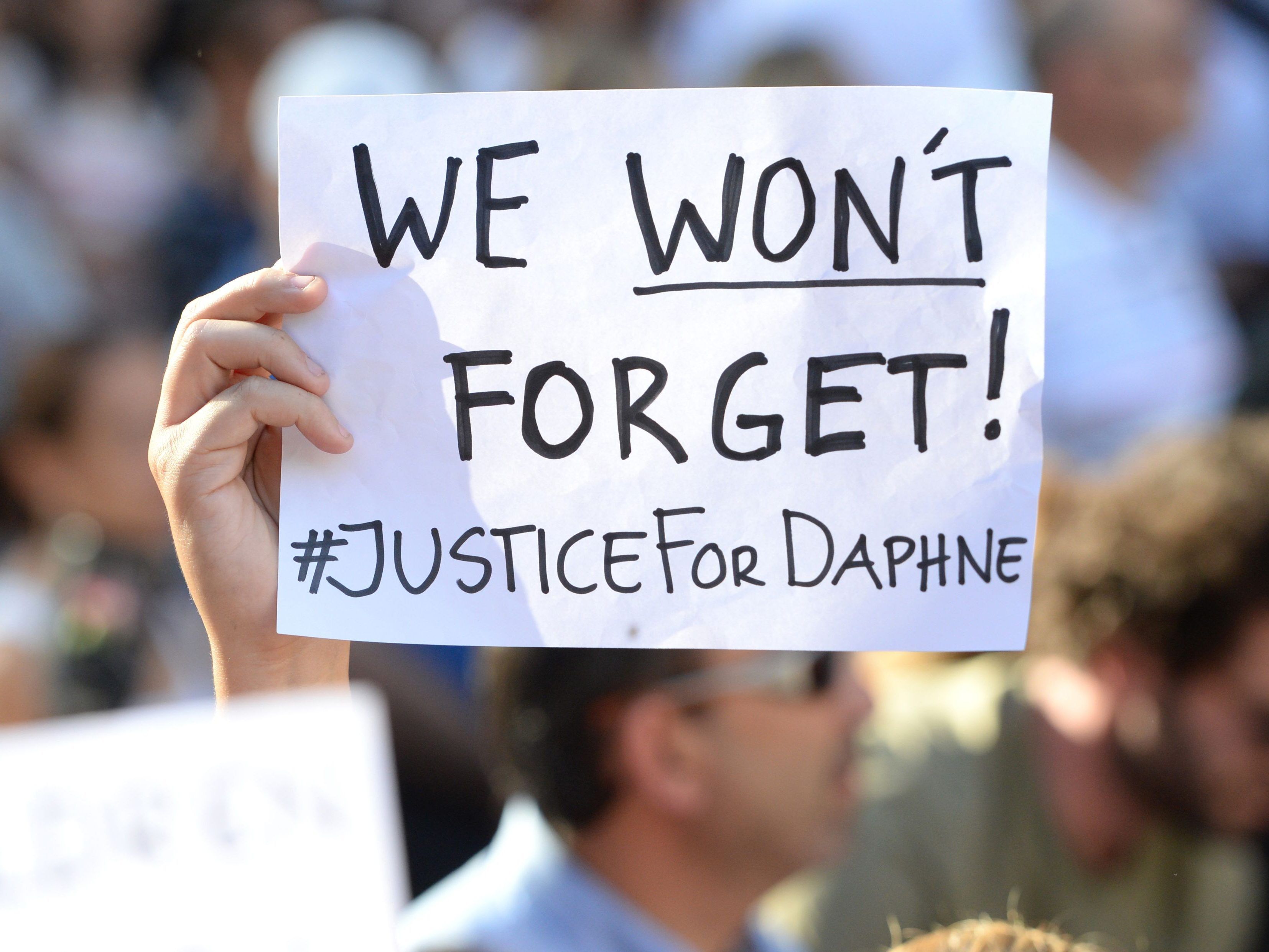 Nach dem Mord an der regierungskritischen Journalistin Daphne Caruana Galizia auf Malta demonstrierten am 22. Oktober tausende Menschen in der Hauptstadt Valletta. Nach dem Mord an der regierungskritischen Journalistin Daphne Caruana Galizia auf Malta demonstrierten am 22. Oktober tausende Menschen in der Hauptstadt Valletta.