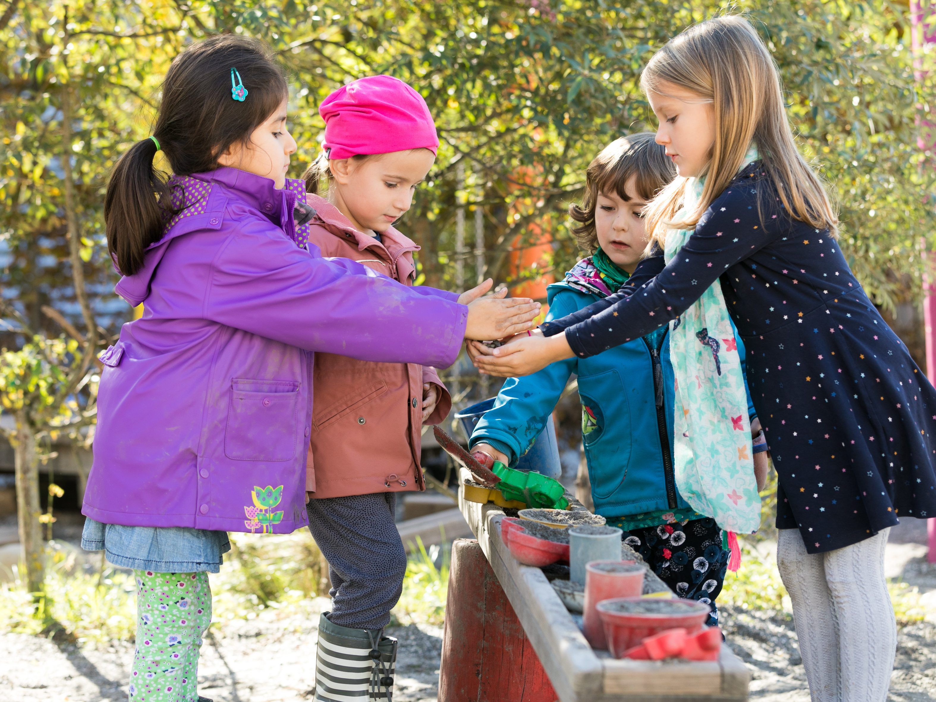 70 Kinder werden bei ALPLA Kids von 15 Pädagoginnen betreut. 70 Kinder werden bei ALPLA Kids von 15 Pädagoginnen betreut.