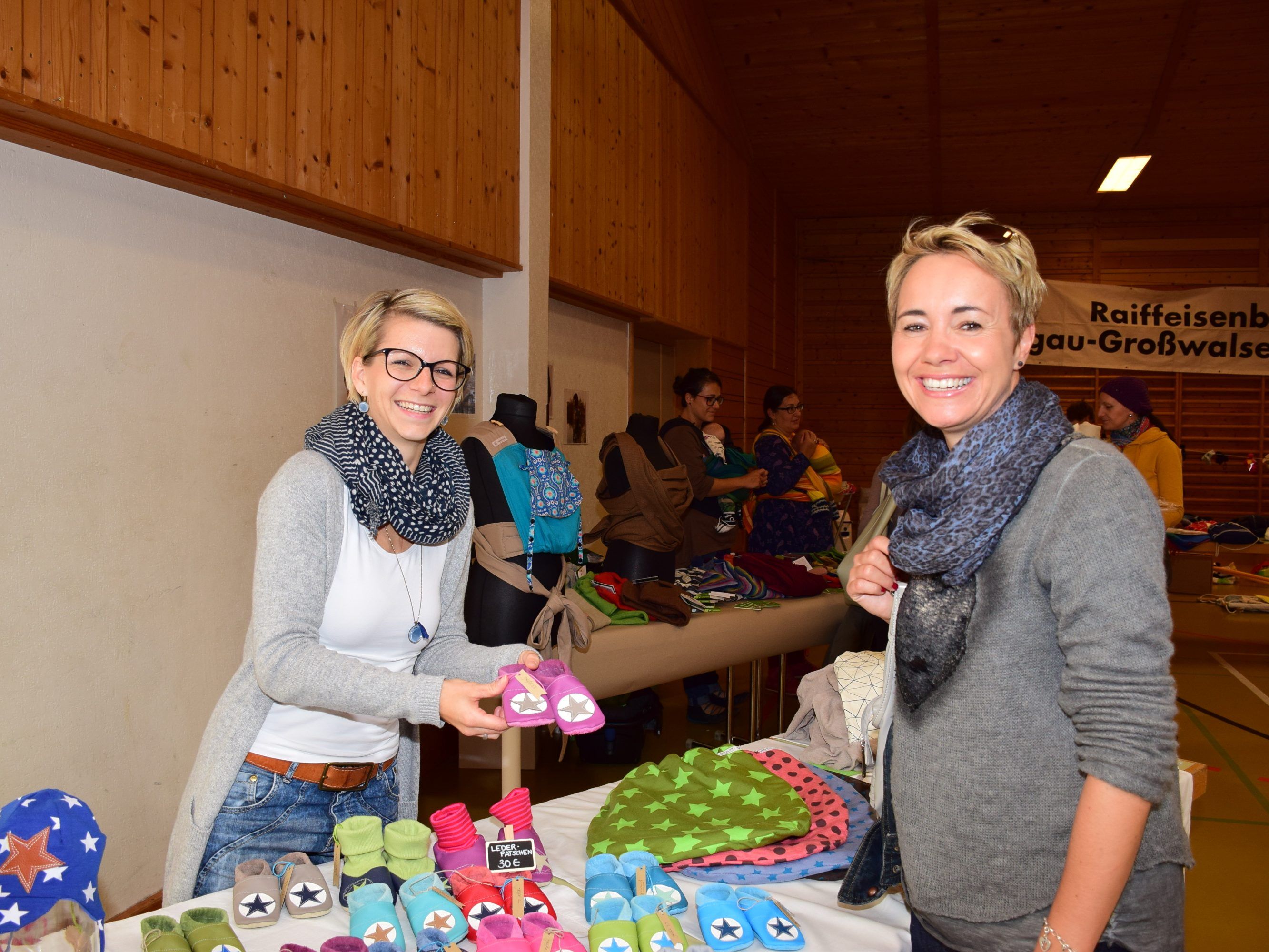 Andrea Schäfer (l.) präsentierte ihre selbstgenähten Kinderaccessoires an diesem Nachmittag in der Walserhalle. Andrea Schäfer (l.) präsentierte ihre selbstgenähten Kinderaccessoires an diesem Nachmittag in der Walserhalle.