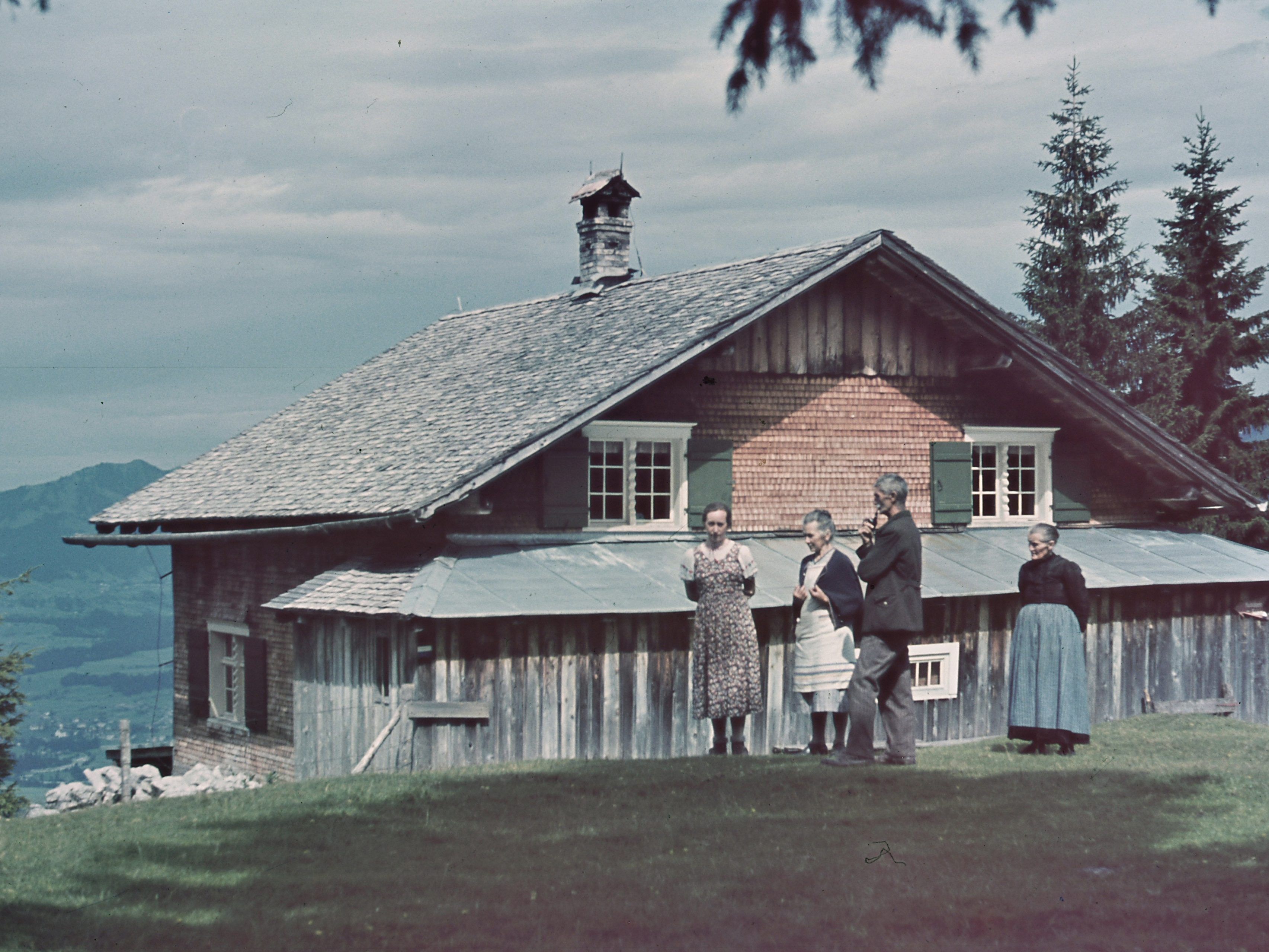 Lustenauer Hütte im Jahr 1940 mit Hüttenerbauer Josef Ernst mit seiner Frau (Mitte), Frieda Fröwis (li.) und einer Wälderfrau (re.) Lustenauer Hütte im Jahr 1940 mit Hüttenerbauer Josef Ernst mit seiner Frau (Mitte), Frieda Fröwis (li.) und einer Wälderfrau (re.)