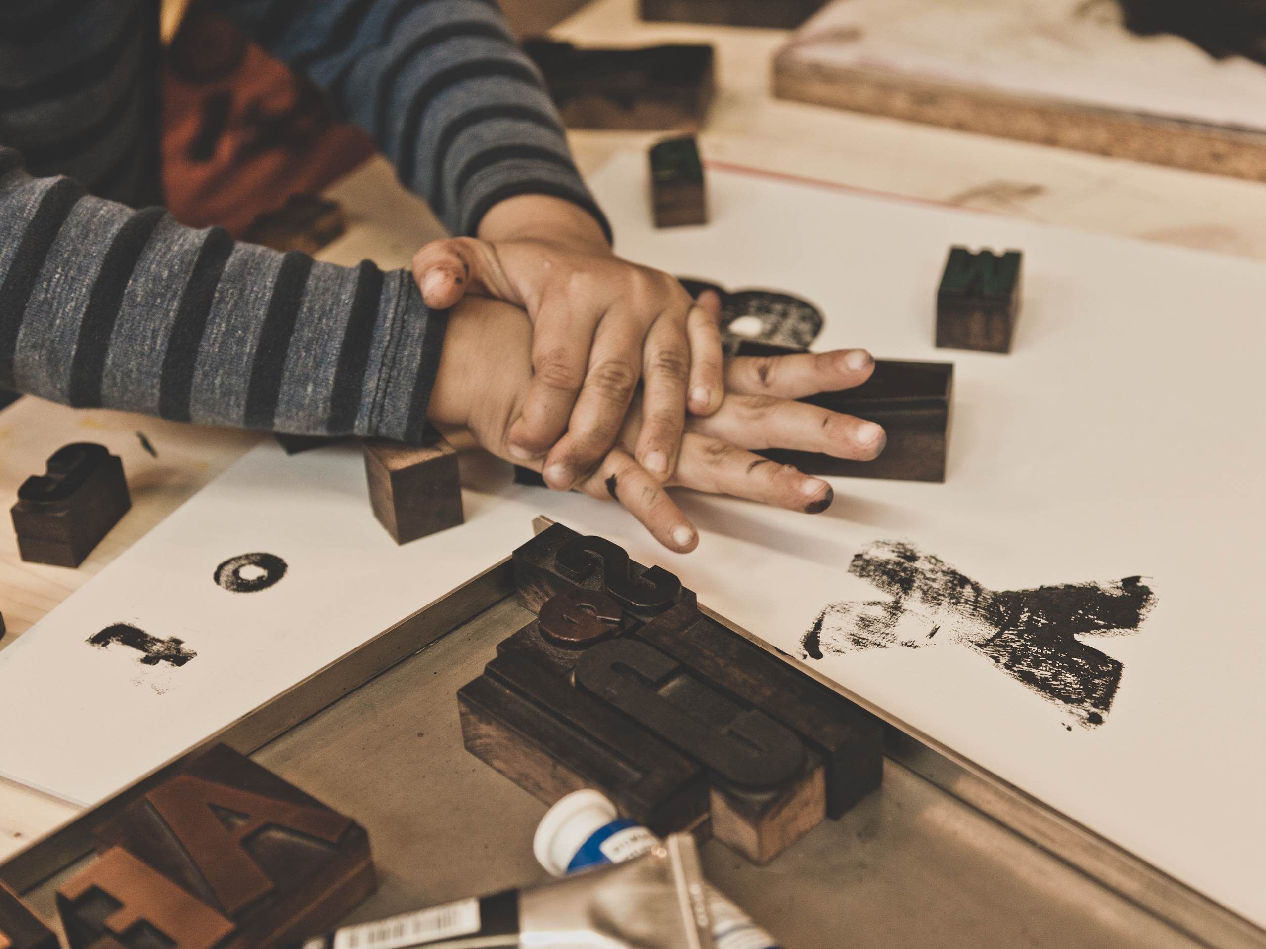 Gestaltung fängt im Kleinen an, schon beim Setzen von Buchstaben. Am TYPOTAG für Familien haben Designinteressierte von eins bis 99 die Möglichkeit eigene Druckwerke zu gestalten. Gestaltung fängt im Kleinen an, schon beim Setzen von Buchstaben. Am TYPOTAG für Familien haben Designinteressierte von eins bis 99 die Möglichkeit eigene Druckwerke zu gestalten.
