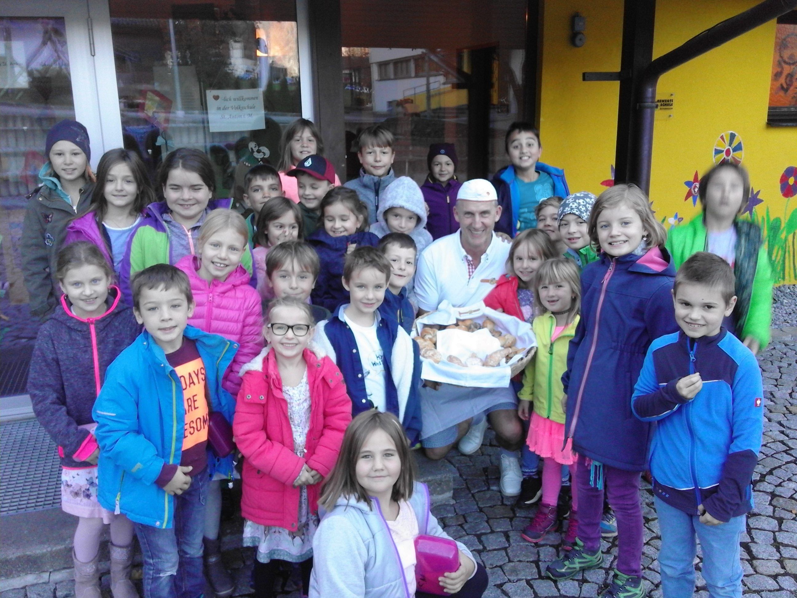 Bäckermeister Walter Stüttler ist ein gern gesehener Gast in der Volksschule