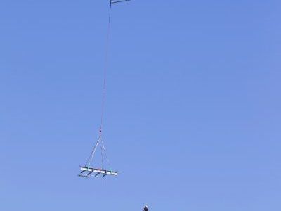 Im August wurde die Dachkonstruktion per Helikopter angeliefert.
