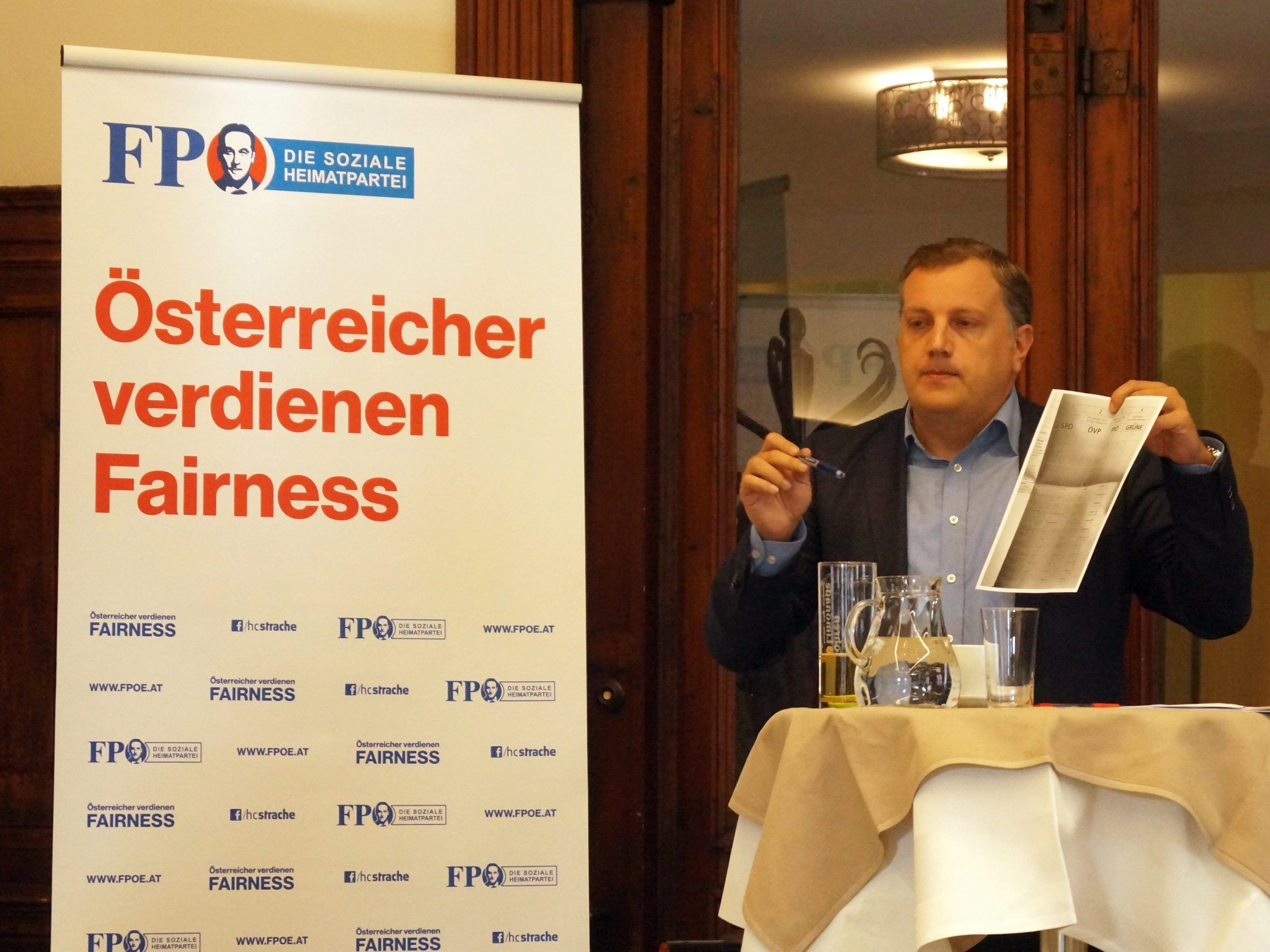 Bundesrat Christoph Längle erklärte den Senioren den genauen Wahlvorgang Bundesrat Christoph Längle erklärte den Senioren den genauen Wahlvorgang
