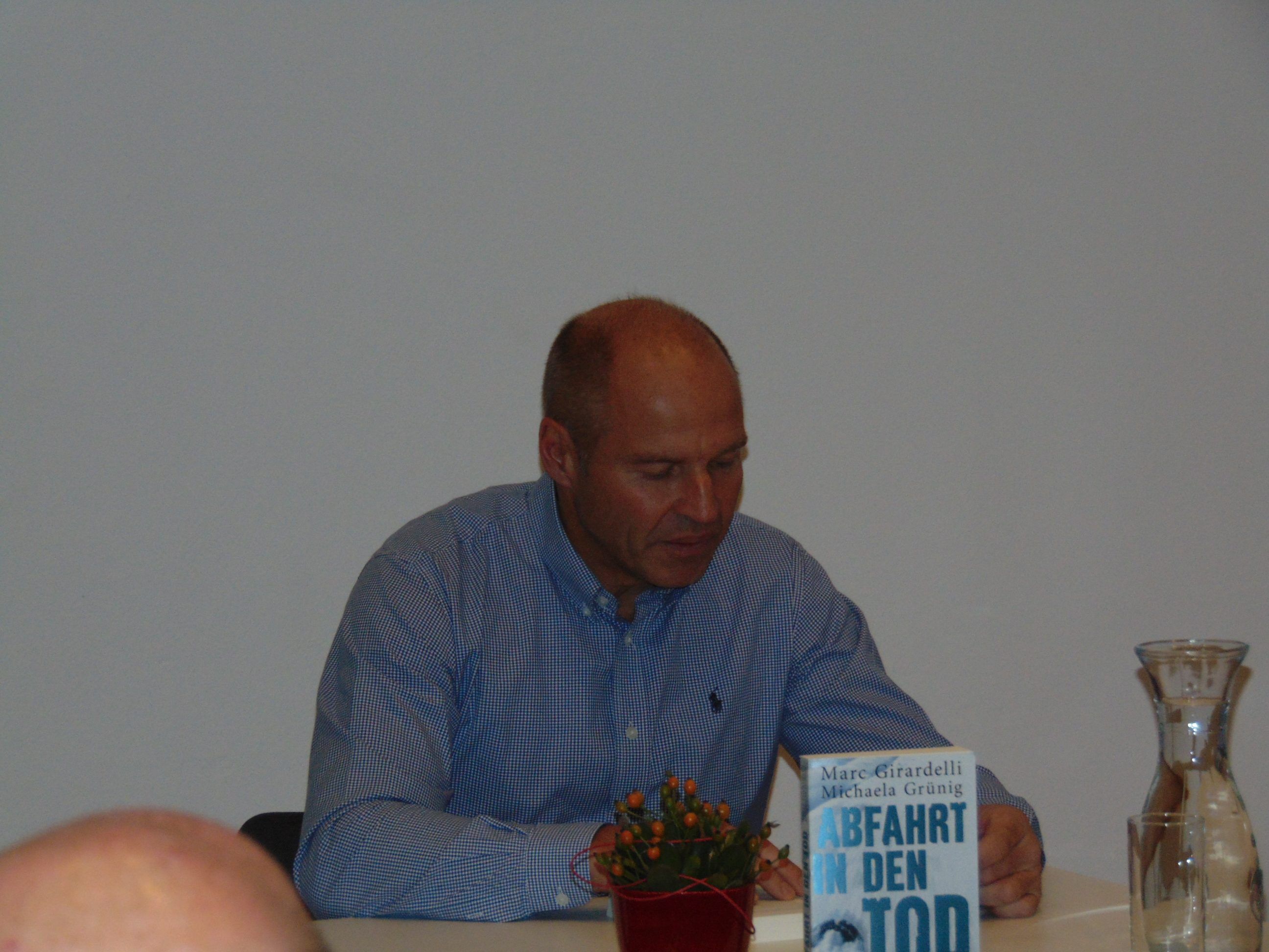 Marc Girardelli liest aus seinem Buch Abfahrt in den Tod Marc Girardelli liest aus seinem Buch Abfahrt in den Tod