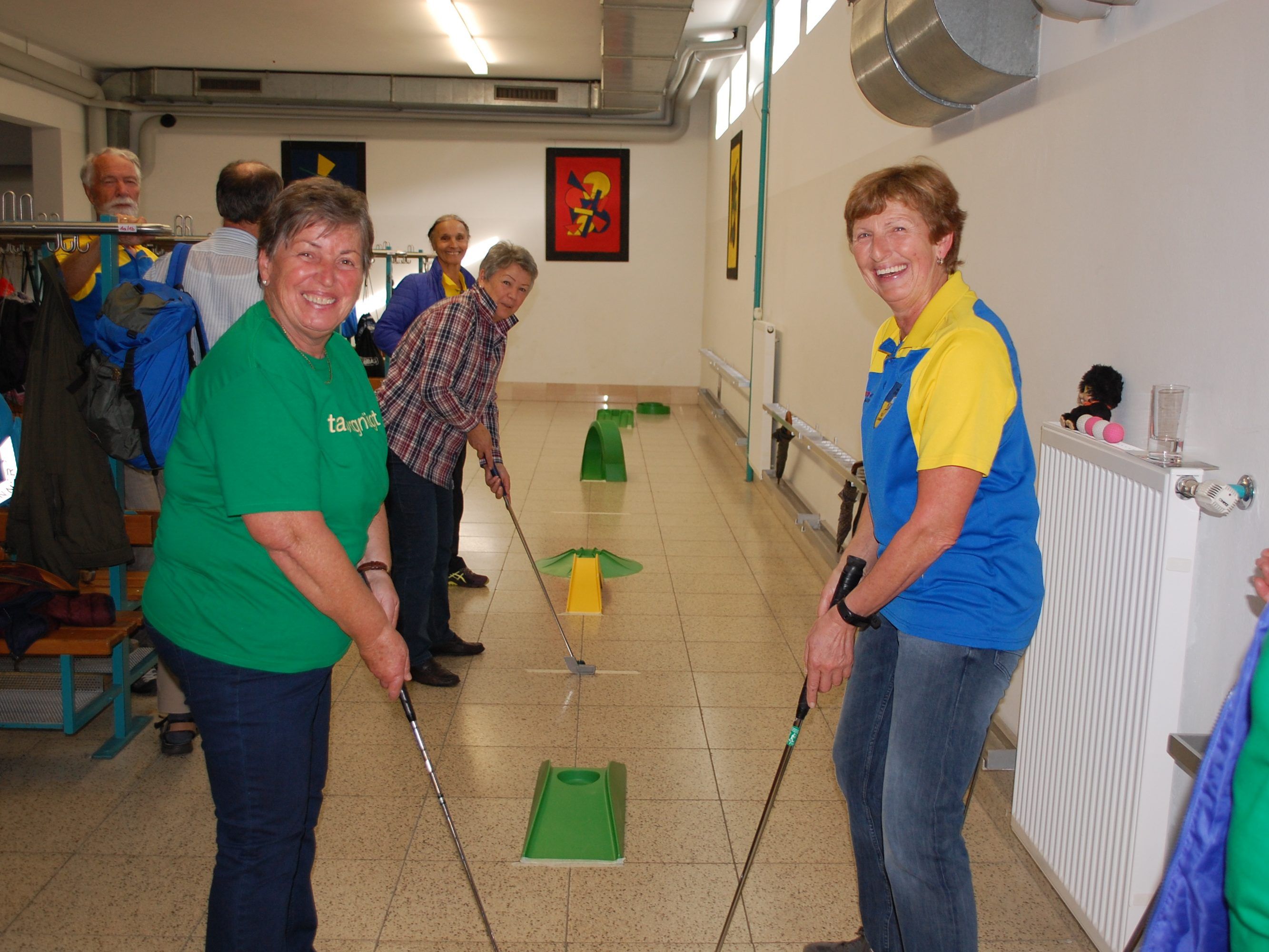 Konzentration und Feingefühl ist beim Minigolfen gefragt.