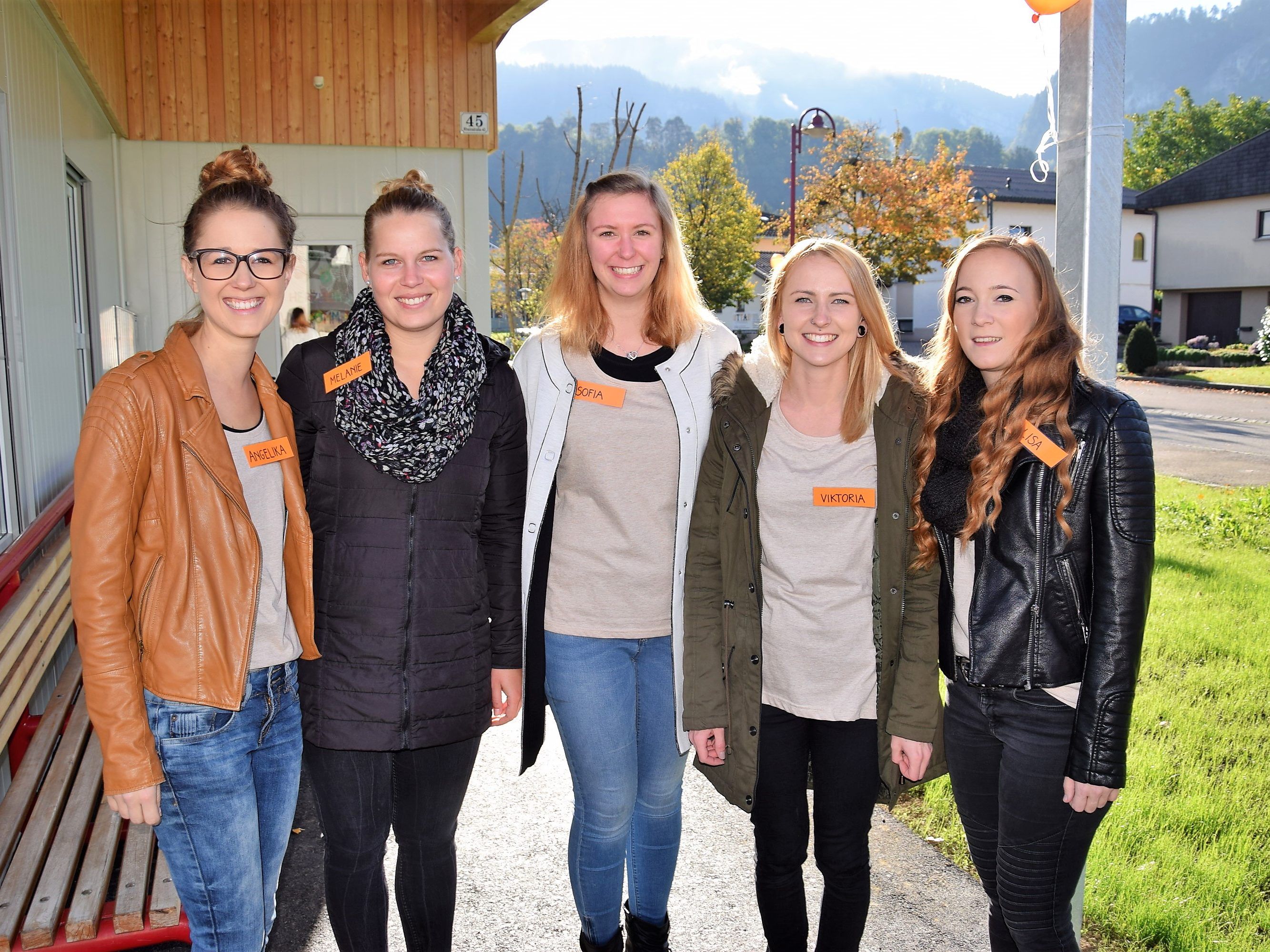 Die Kindergartenpädagoginnen des Kindergartens Rheinstraße: v.l. Angelika, Melanie, Sofia, Viktoria und Lisa Die Kindergartenpädagoginnen des Kindergartens Rheinstraße: v.l. Angelika, Melanie, Sofia, Viktoria und Lisa