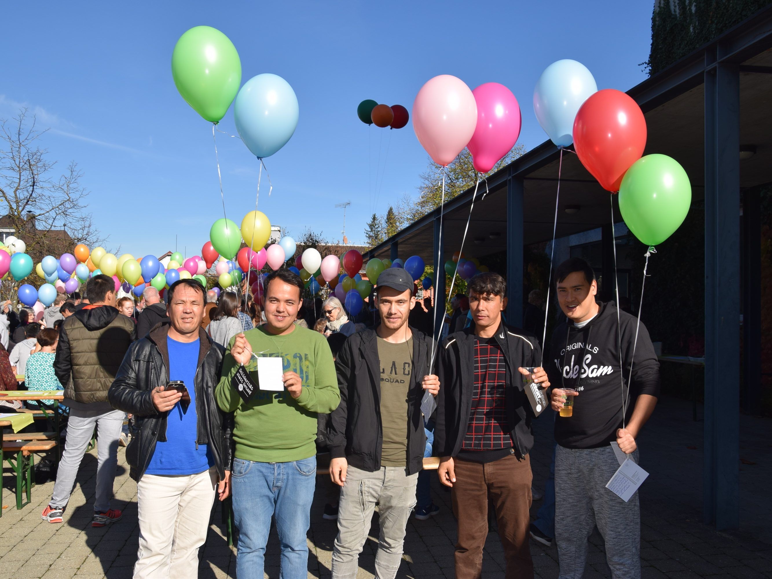 Das Interesse an der Luftballonaktion in Altach war groß Das Interesse an der Luftballonaktion in Altach war groß