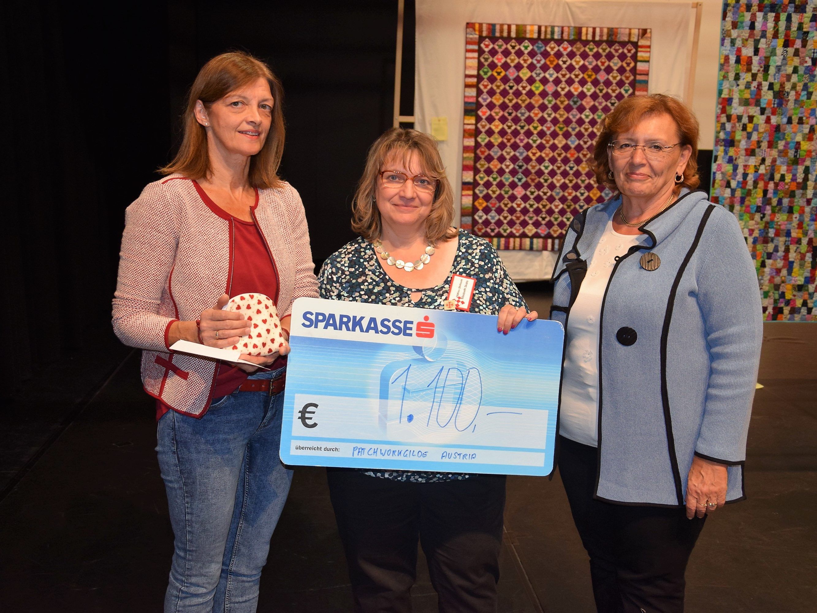 v.l.n.r. Doris Klinger (Obfrau Götzner für Götzner), Elisabeth Skala (Obfrau Stellvertreterin Patchwork Gilde Austria) und Helga Mayr (bisherige Obfrau Patchwork Gilde Austria) bei der Spendenübergabe v.l.n.r. Doris Klinger (Obfrau Götzner für Götzner), Elisabeth Skala (Obfrau Stellvertreterin Patchwork Gilde Austria) und Helga Mayr (bisherige Obfrau Patchwork Gilde Austria) bei der Spendenübergabe