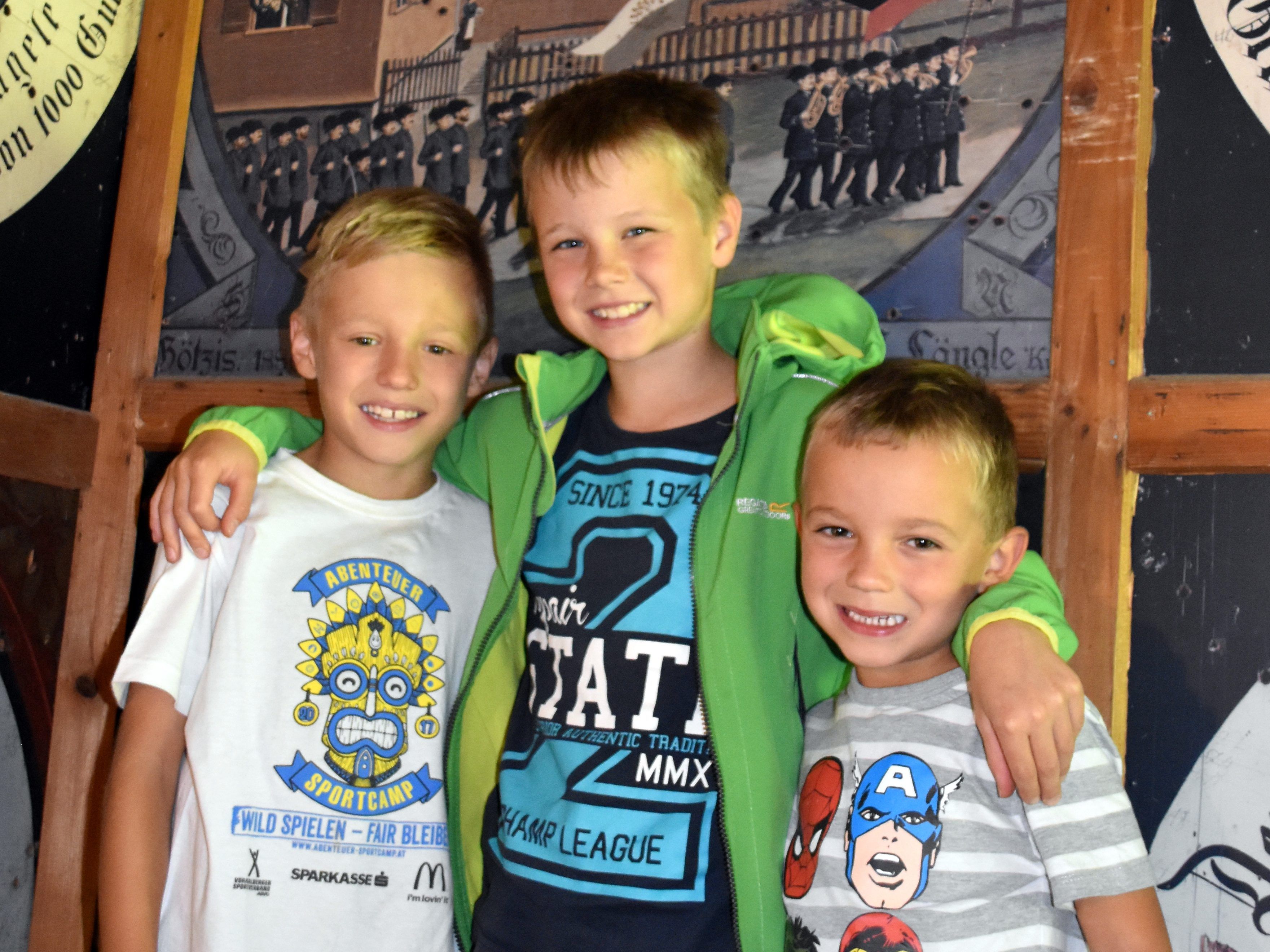Leon und Jannik  und Luca versuchen ihr Glück