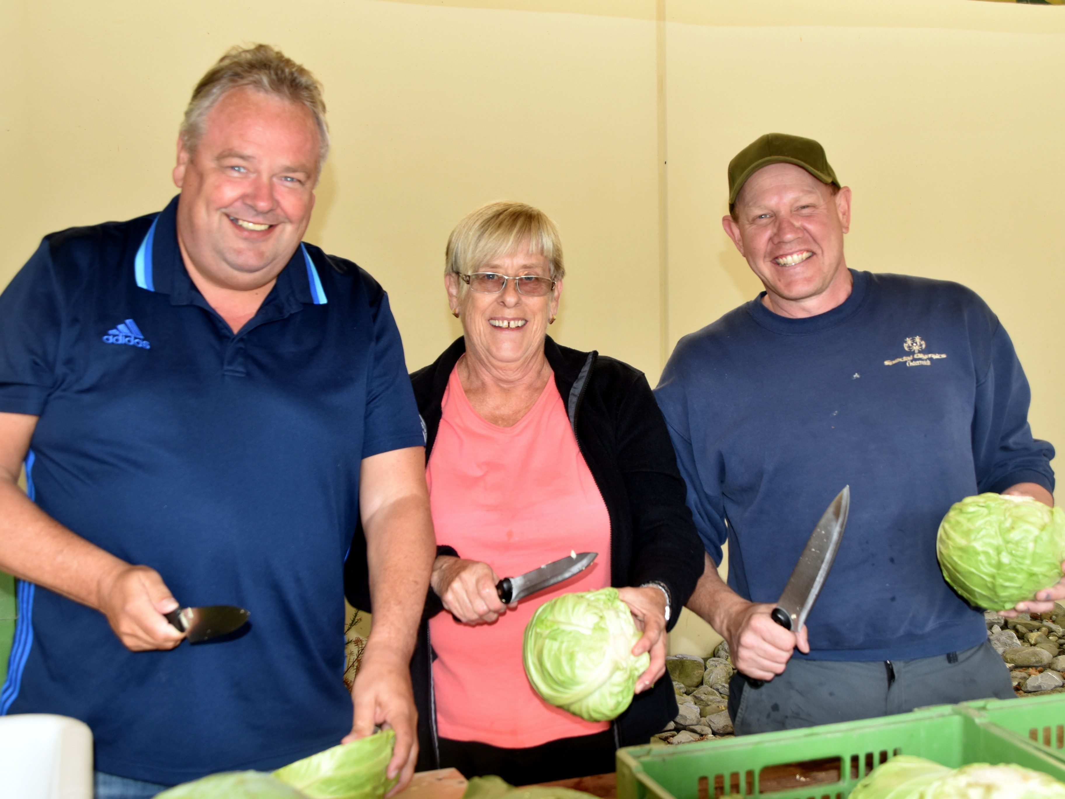 Karl Wutschitz (Bürgermeister Sulz) Pia Mair und Christian Nitz vierteln die Krautköpfe Karl Wutschitz (Bürgermeister Sulz) Pia Mair und Christian Nitz vierteln die Krautköpfe
