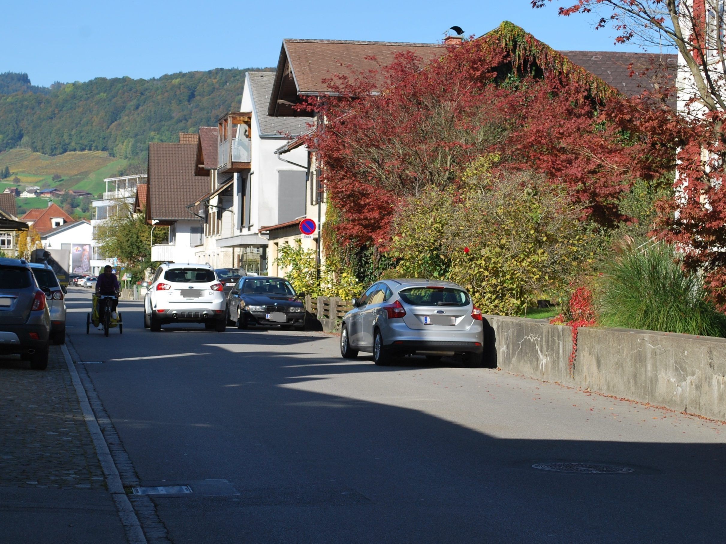 Die Parkplatzsituation vor dem Ärztehaus Schillerstraße birgt seit vielen Jahren Gefahren in sich. Die Parkplatzsituation vor dem Ärztehaus Schillerstraße birgt seit vielen Jahren Gefahren in sich.
