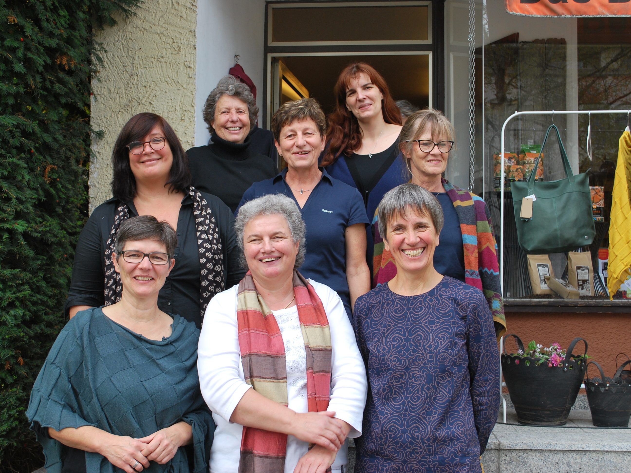Das Weltladen-Team beim Jubiläumsfest rund um Margarete Wöhrer-Alge (vorne rechts) Das Weltladen-Team beim Jubiläumsfest rund um Margarete Wöhrer-Alge (vorne rechts)