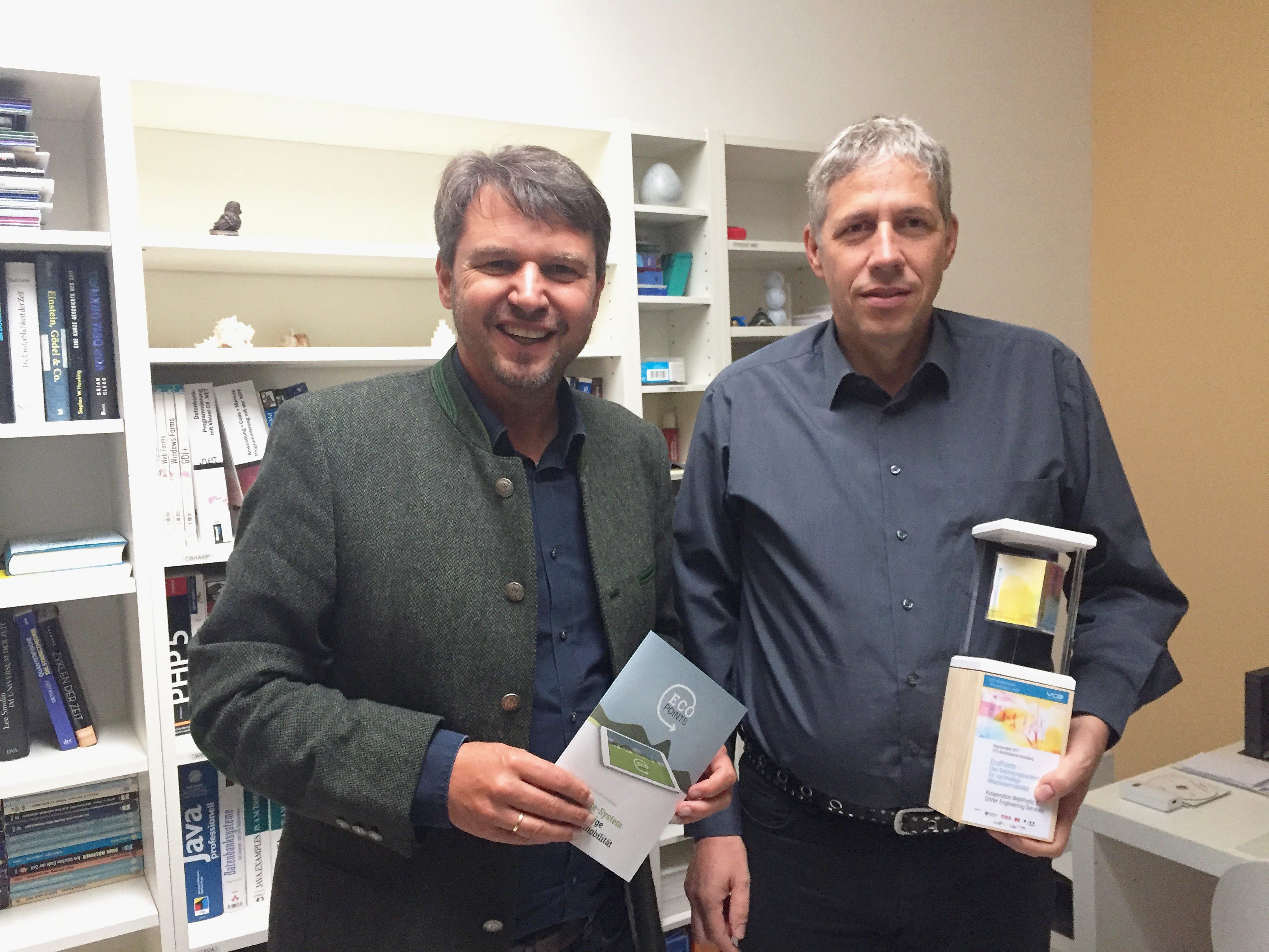 Gratulant Bürgermeister Kurt Fischer mit VCÖ-Mobilitätspreis-Gewinner Hartwig Vogel von Webprofis.