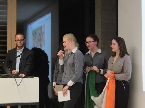 Schülrerinnnen der IV. Jahrgänge präsentieren ihre Praktikumserfahrungen im Ausland Schülrerinnnen der IV. Jahrgänge präsentieren ihre Praktikumserfahrungen im Ausland