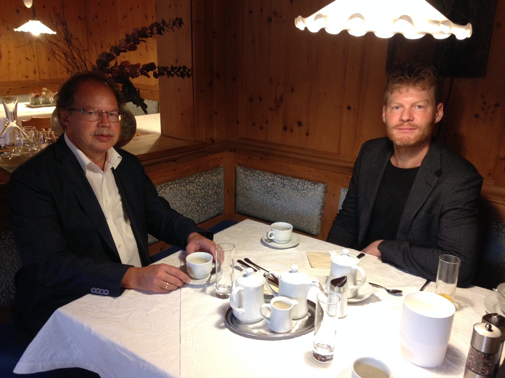 Beim Frühstück bot sich die Gelegenheit, mit Christian Felber und Florian Kasseroler über Ziele und Werte der Gemeinwohlökonomie zu plaudern. Beim Frühstück bot sich die Gelegenheit, mit Christian Felber und Florian Kasseroler über Ziele und Werte der Gemeinwohlökonomie zu plaudern.