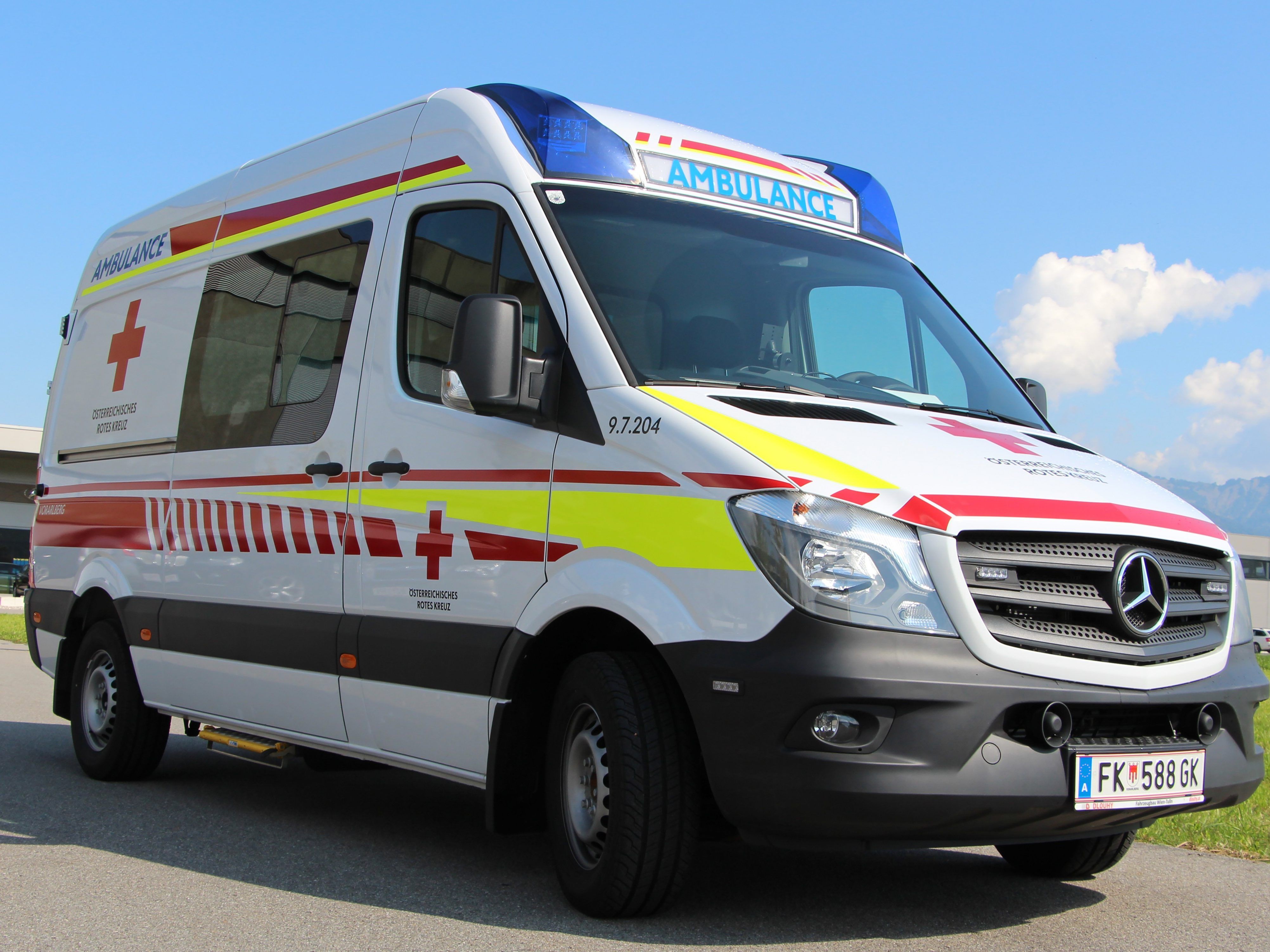 Die neue Beklebung eines Vorarlberger Rotkreuz-Rettungstransportwagens.