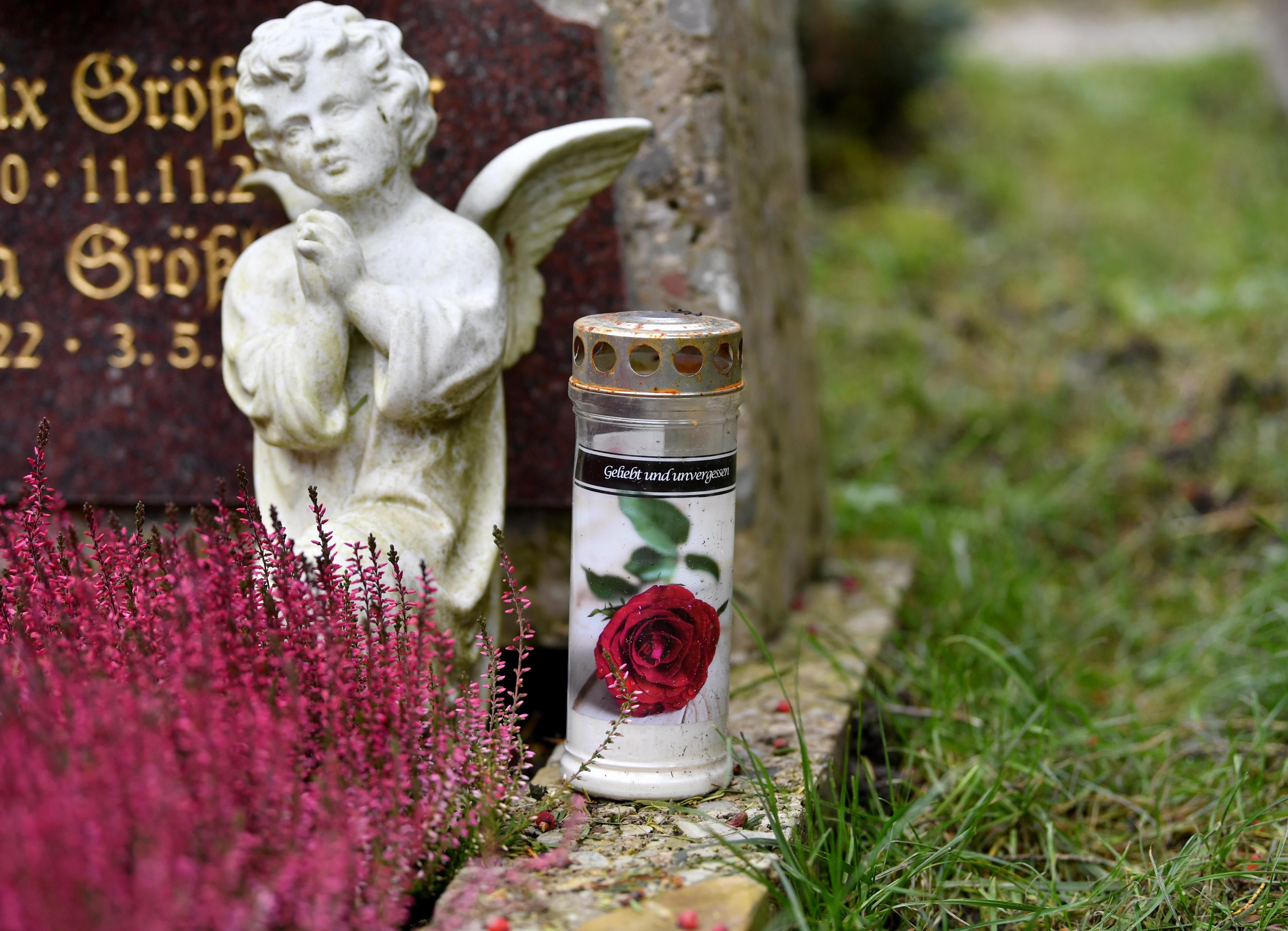 Mehrheit besucht Friedhof. Mehrheit besucht Friedhof.