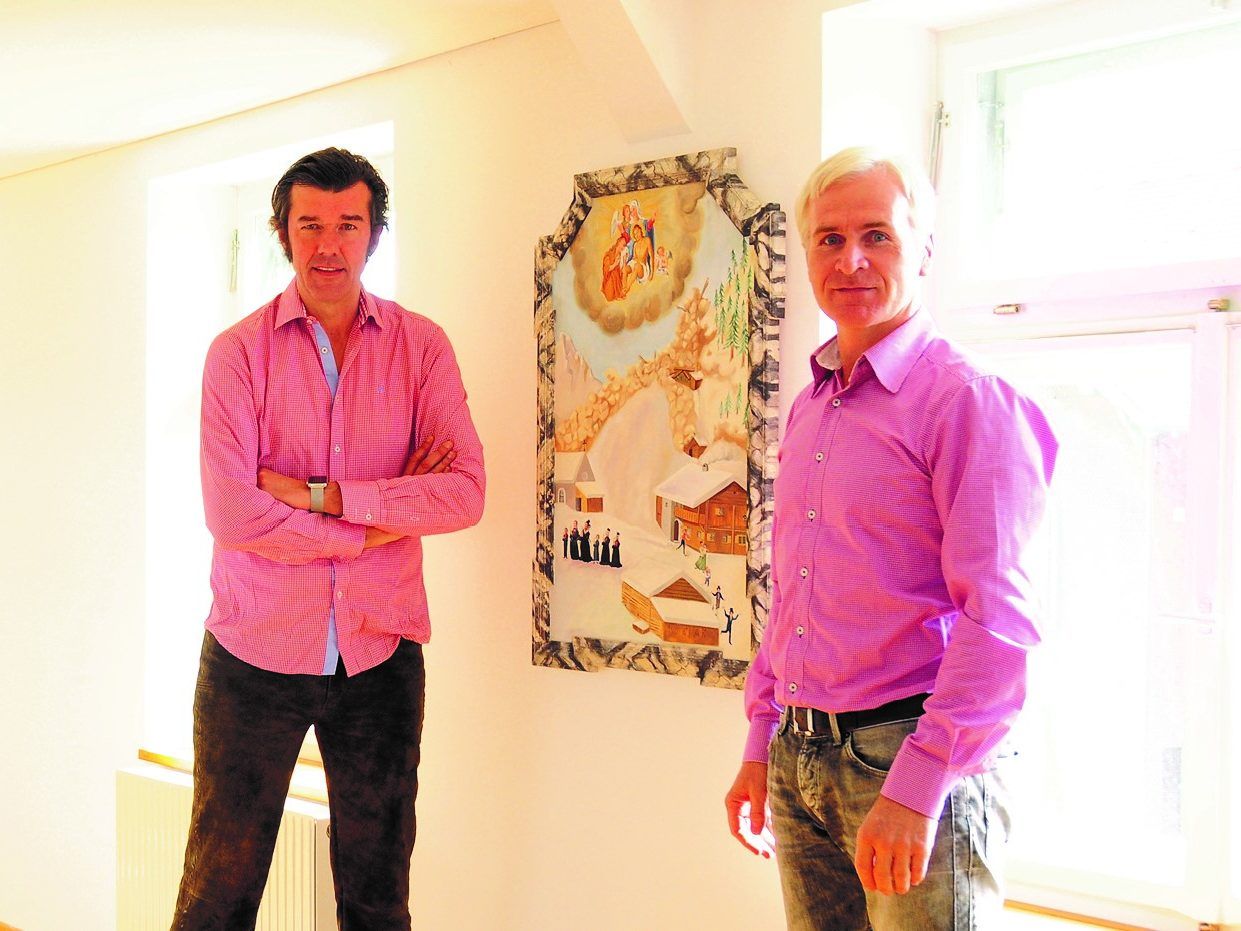 Christoph Ganahl (re.) überreicht Stefan Sagmeister das gelungene Kunstwerk. Christoph Ganahl (re.) überreicht Stefan Sagmeister das gelungene Kunstwerk.